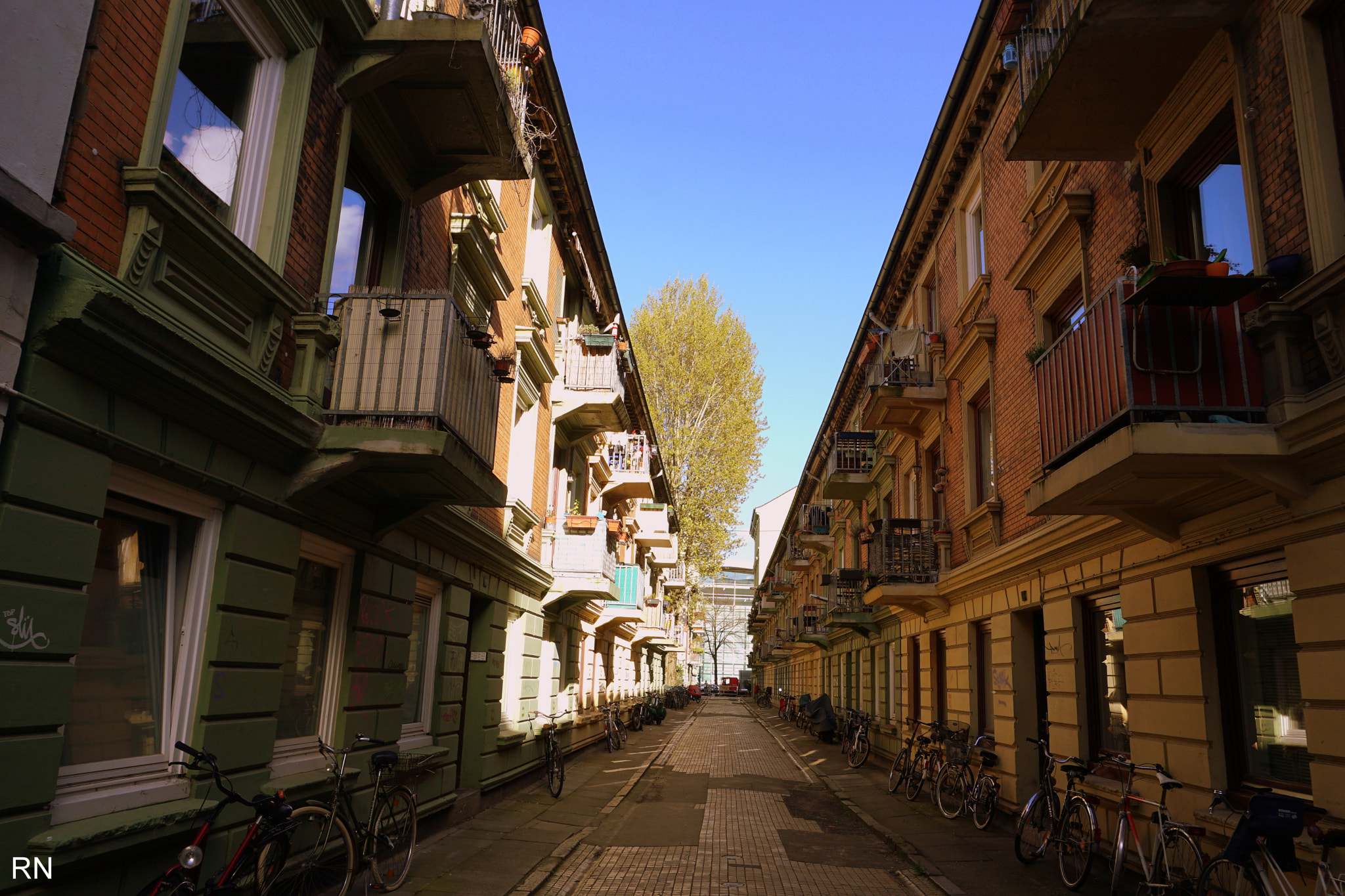 Sony E 16-50mm F3.5-5.6 PZ OSS sample photo. Gasse mit balkone photography