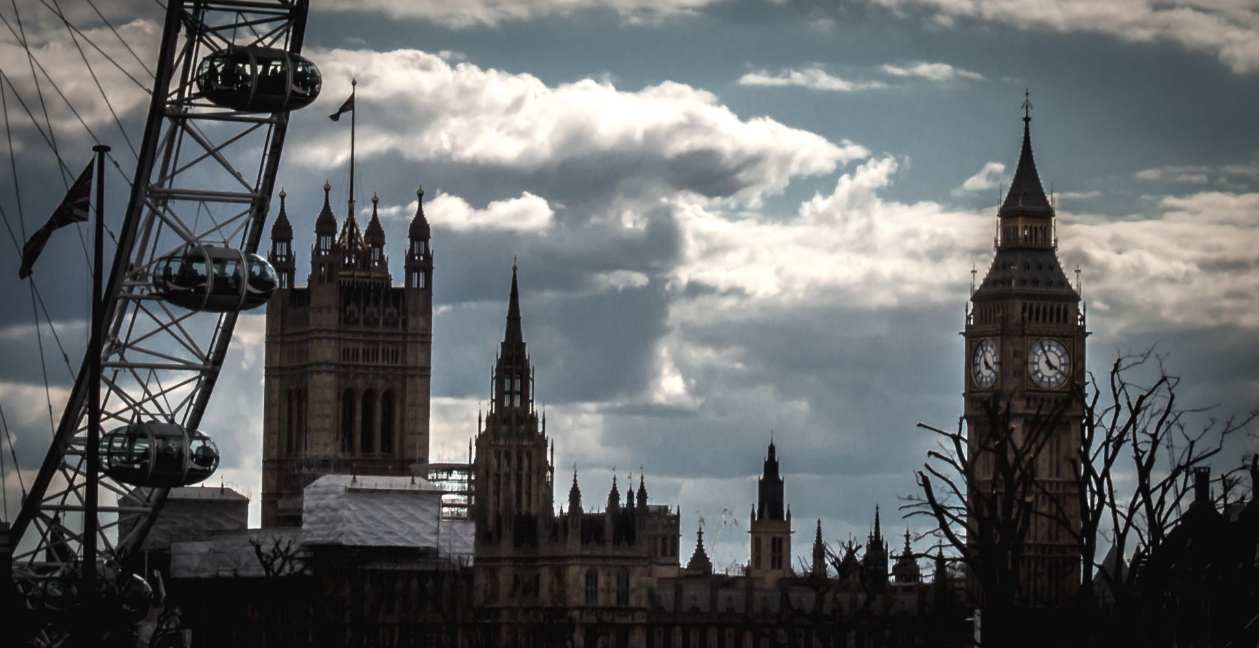 Canon EOS 50D + Sigma 18-50mm f/2.8 Macro sample photo. London clouds photography