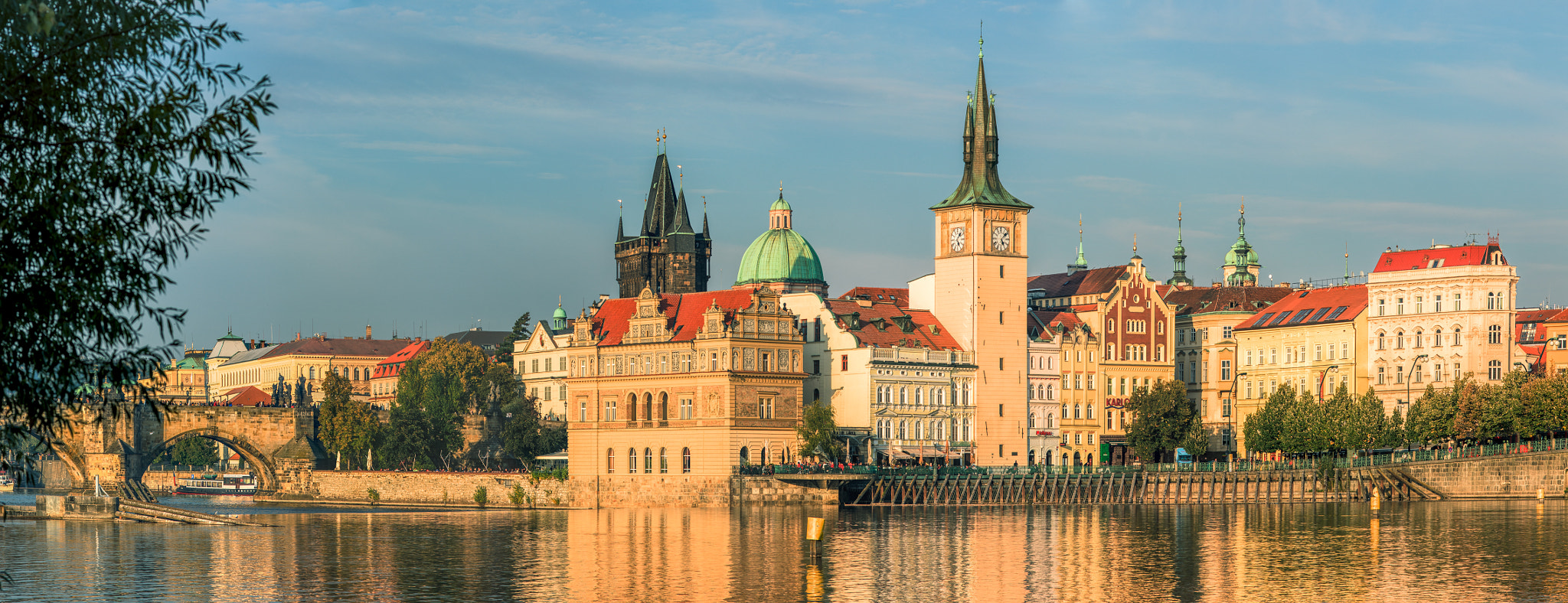 Canon EOS 700D (EOS Rebel T5i / EOS Kiss X7i) + Sigma 105mm F2.8 EX DG Macro sample photo. Panorama of prague old town from the river photography