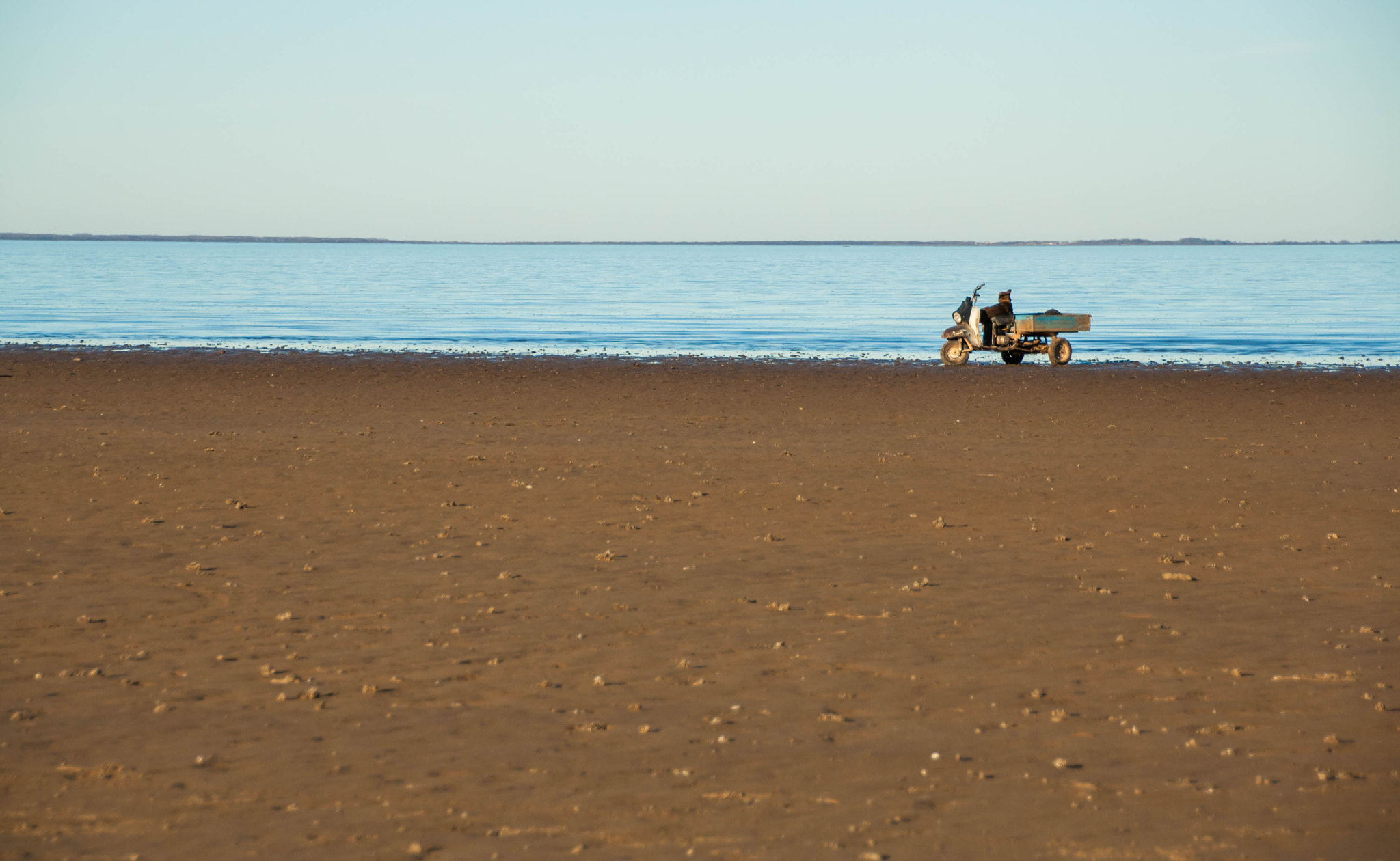 Canon EOS 1000D (EOS Digital Rebel XS / EOS Kiss F) sample photo. The wide sandy beach of lake and a flat horizon photography