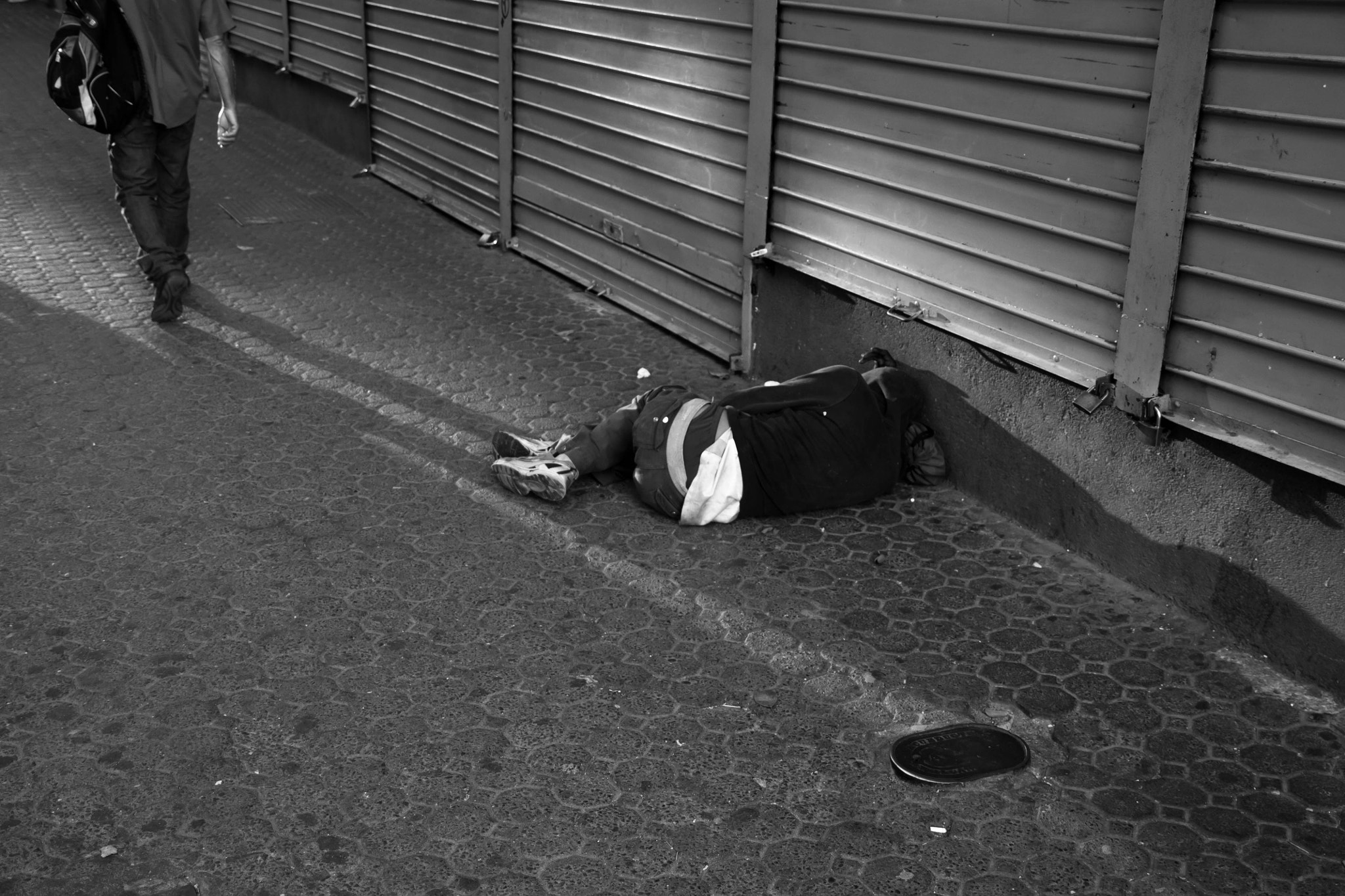 Tamron SP AF 17-50mm F2.8 XR Di II LD Aspherical (IF) sample photo. En las calles de san josé, costa rica con cámara en mano. photography