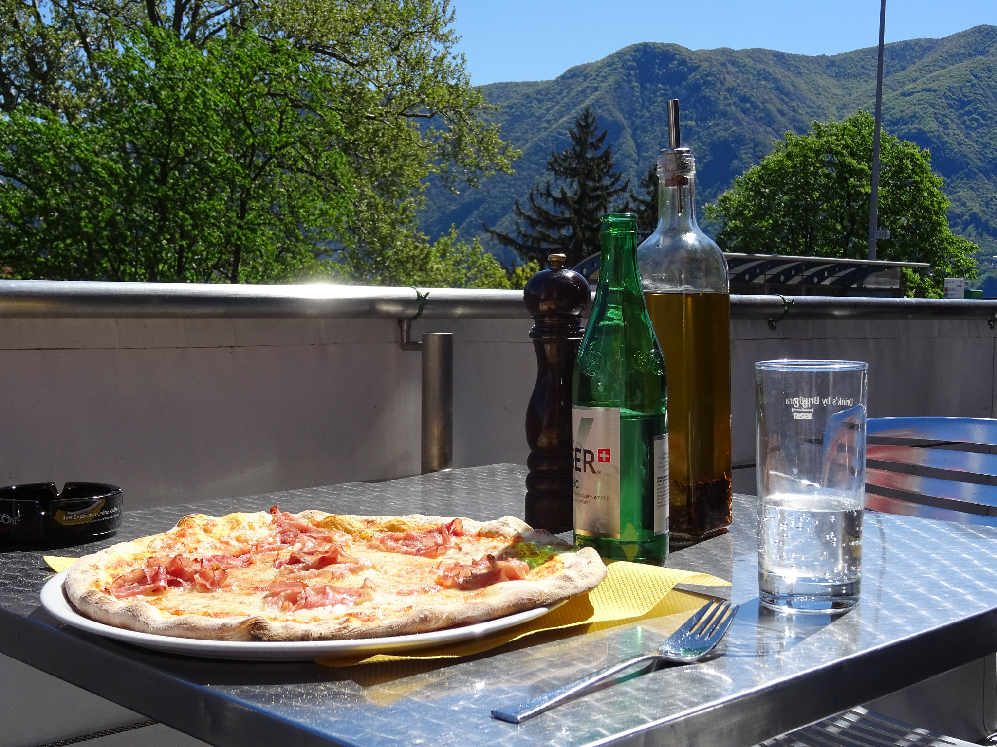 Sony DSC-HX60V + Sony 24-720mm F3.5-6.3 sample photo. Pizza prosciutto photography
