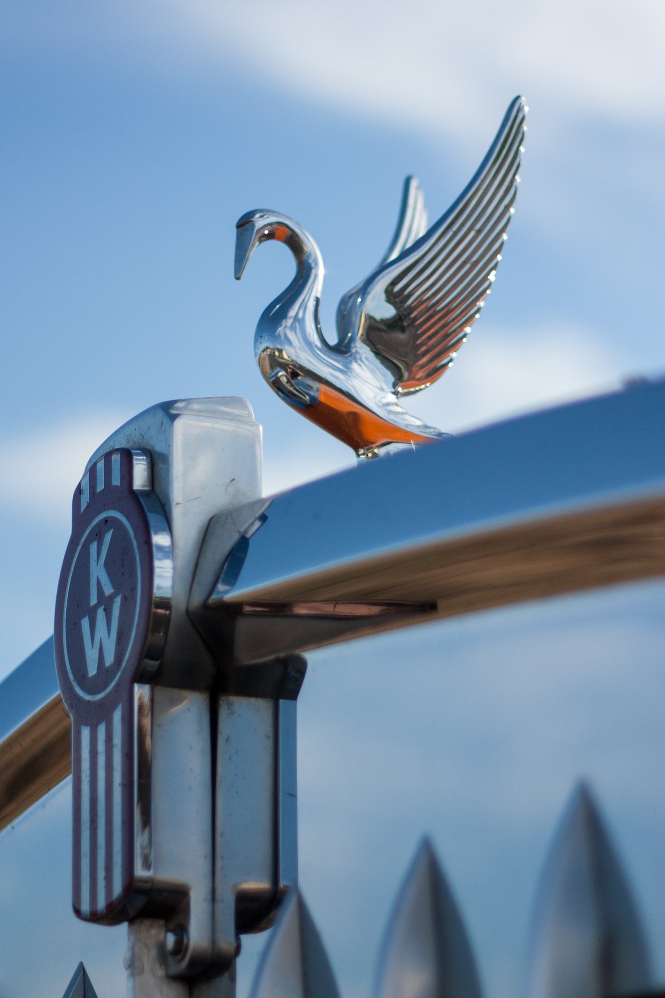 Canon EOS 450D (EOS Rebel XSi / EOS Kiss X2) + Canon EF 50mm F1.8 II sample photo. Chrome hood ornament on semi-truck photography