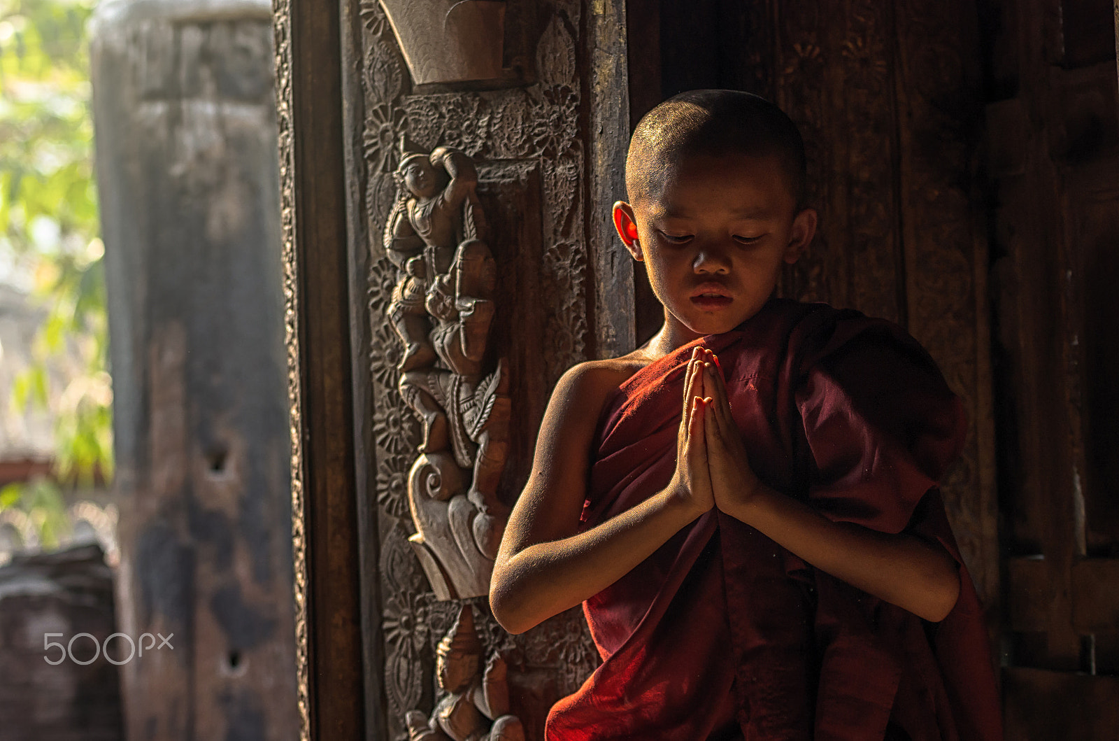 Pentax K-5 IIs sample photo. Buddhist novice praying at shwenandaw pagoda, mandalay, myanmar photography
