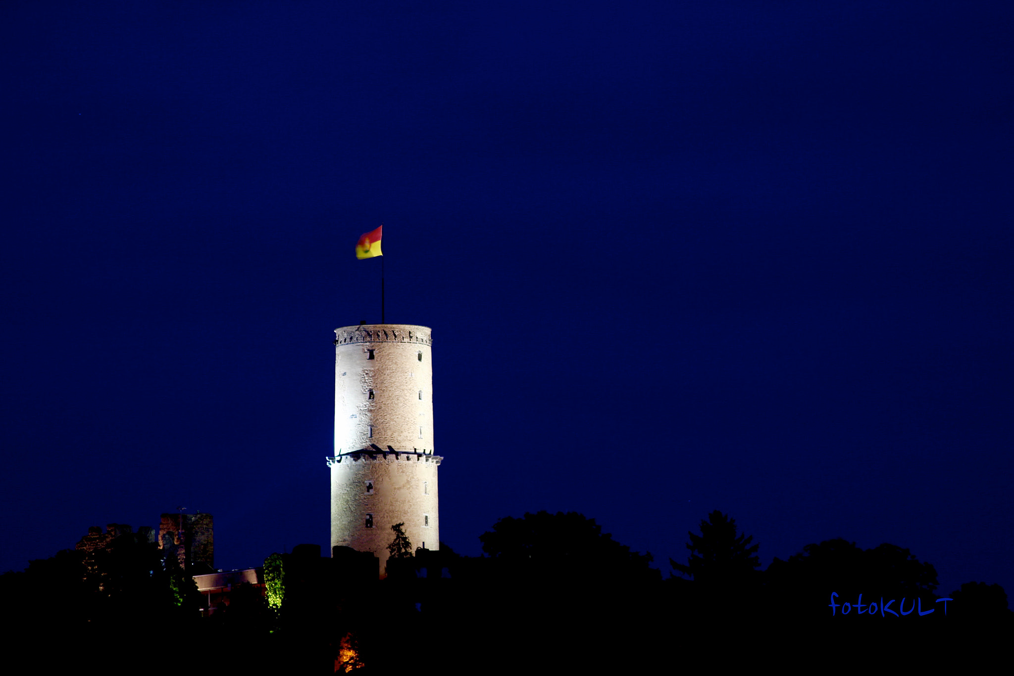 Canon EOS 600D (Rebel EOS T3i / EOS Kiss X5) + Sigma 50-200mm F4-5.6 DC OS HSM sample photo. Godesburg at night photography