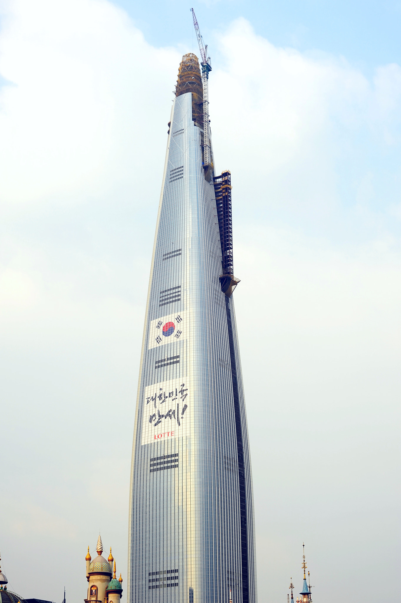 Nikon D700 + Nikon AF-S Nikkor 58mm F1.4G sample photo. Lotte world tower photography