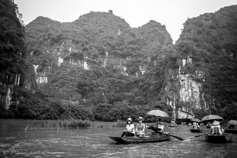 Summicron-M 1:2/28 ASPH. sample photo. Villager using feet to row boat photography