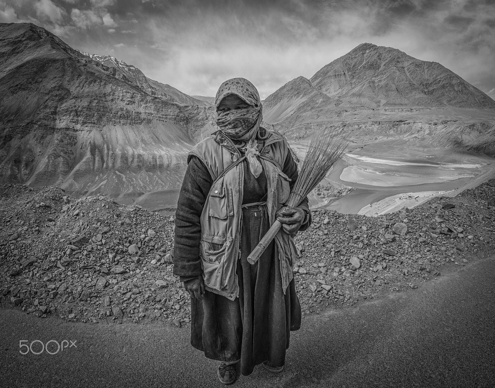 Nikon D800 + Samyang 12mm F2.8 ED AS NCS Fisheye sample photo. Ladakh women labor photography