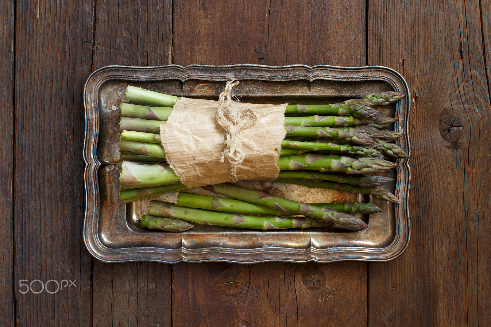Canon EOS 650D (EOS Rebel T4i / EOS Kiss X6i) + Canon EF 50mm F1.2L USM sample photo. Bundle of fresh asparagus spears photography