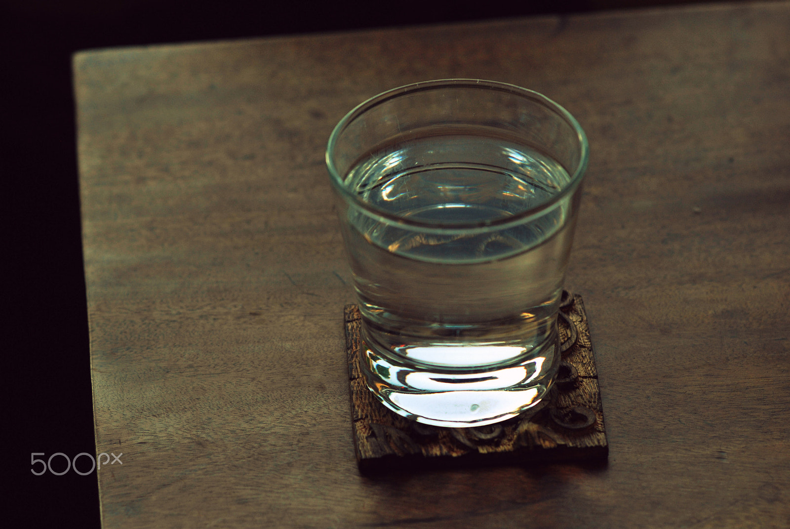 Samyang 85mm F1.4 Aspherical IF sample photo. Glass of water on a vintage wooden table photography