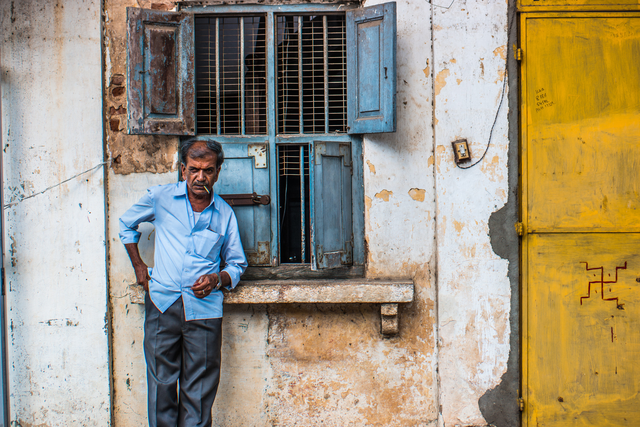 Samsung NX 45mm F1.8 sample photo. People in mysore photography