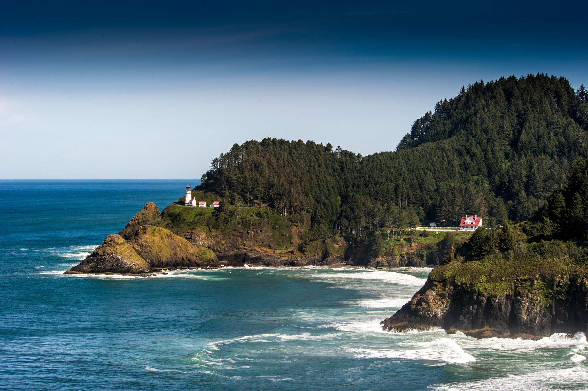 Nikon D3S sample photo. Heceta head lighthouse complex photography