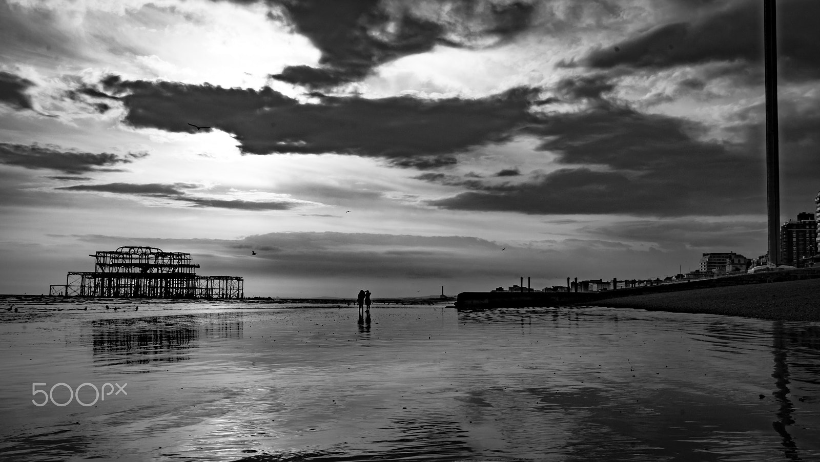 Sony a7R + Sony Sonnar T* E 24mm F1.8 ZA sample photo. Low tide on brighton beach photography