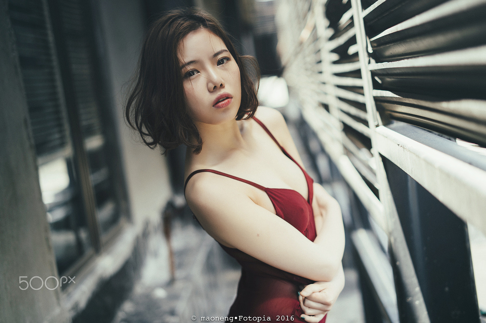 ZEISS Milvus 50mm F1.4 sample photo. Girl in red photography