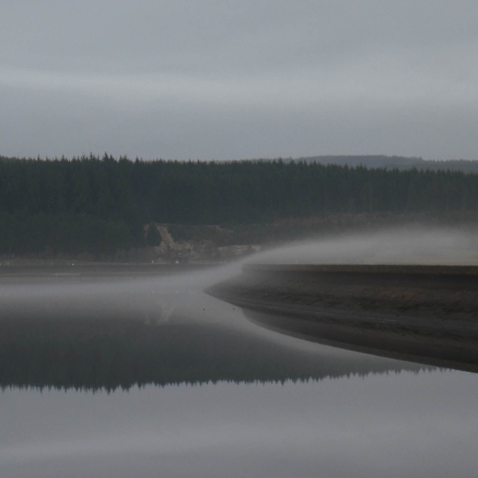 Fujifilm FinePix J10 sample photo. Fog over reservoir wall photography