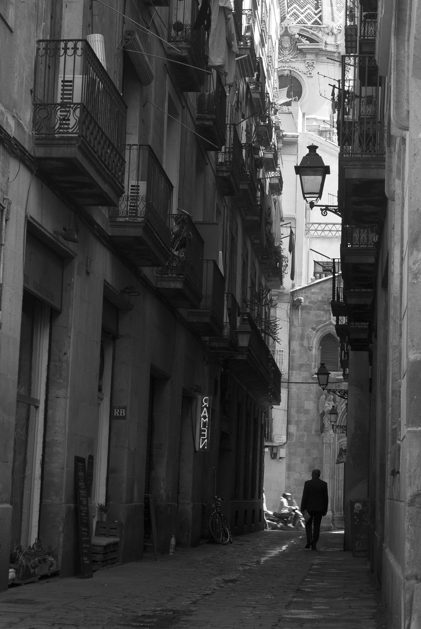 Nikon D3000 + AF Nikkor 50mm f/1.8 sample photo. Sidestreet photography