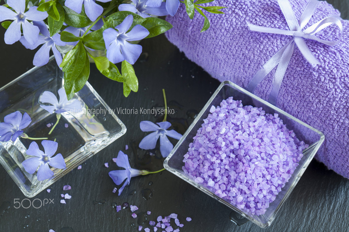 Canon EOS 1000D (EOS Digital Rebel XS / EOS Kiss F) + Canon EF-S 17-55mm F2.8 IS USM sample photo. Lavender bath salts with flowers and towel photography