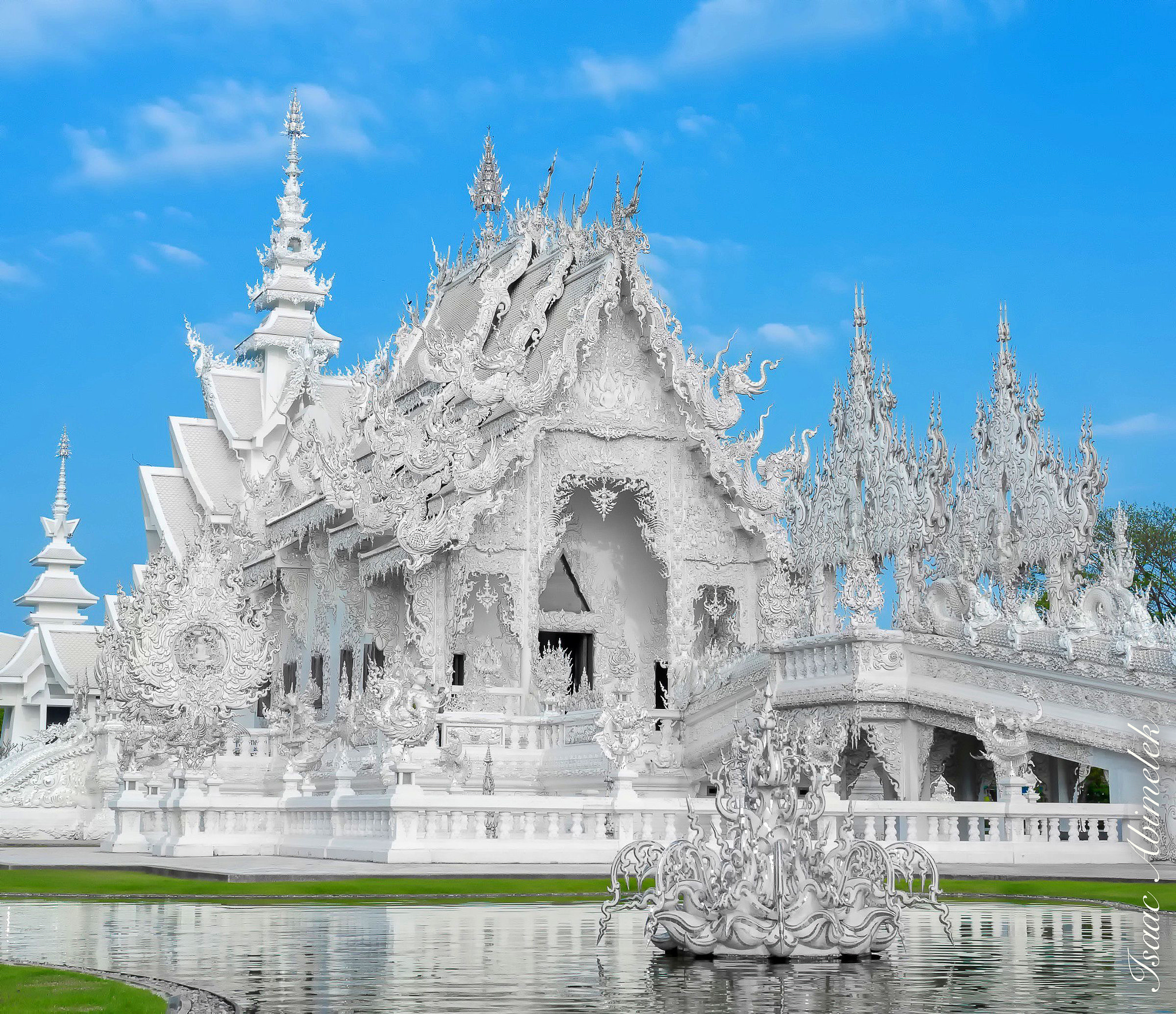 Sigma 17-70mm F2.8-4 DC Macro OS HSM | C sample photo. Templo blanco chaing rai photography