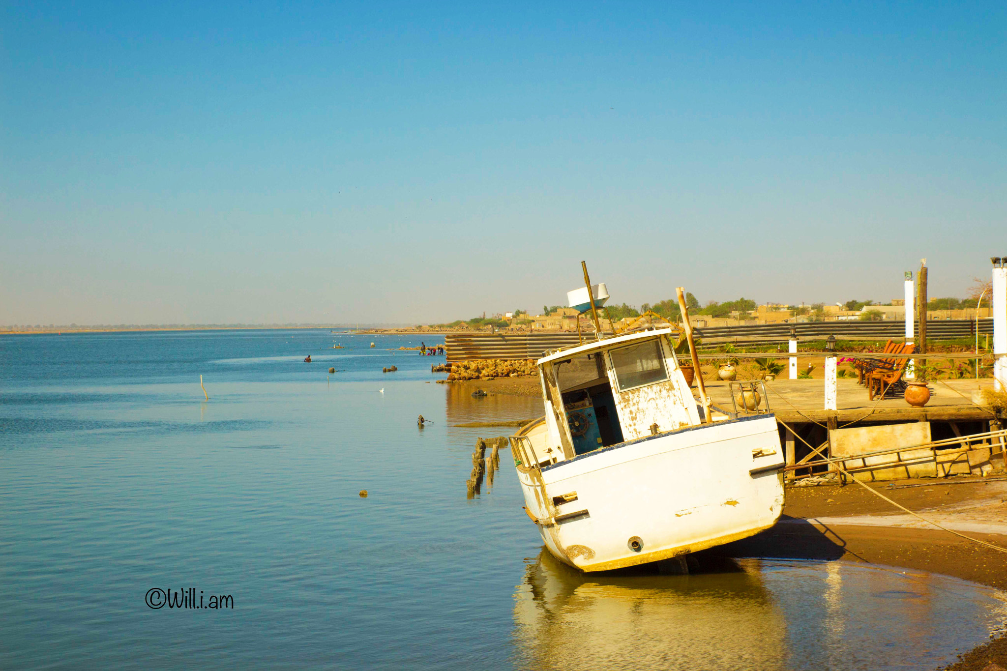 Canon EOS 650D (EOS Rebel T4i / EOS Kiss X6i) + Sigma 24-70mm F2.8 EX DG Macro sample photo. Boat cadences with water and sky photography