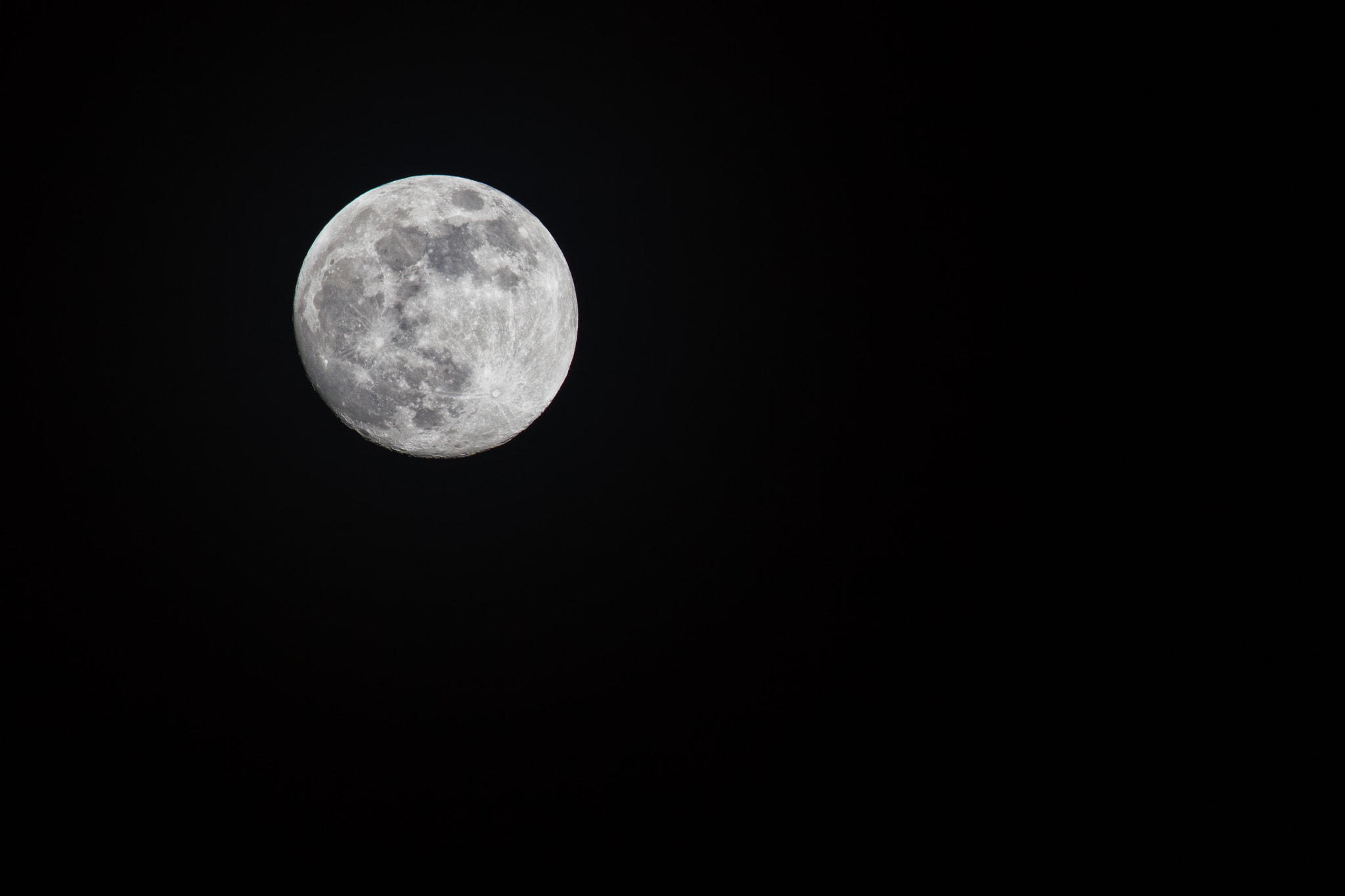 Canon EOS 550D (EOS Rebel T2i / EOS Kiss X4) + Canon EF 400mm F5.6L USM sample photo. Full moon photography