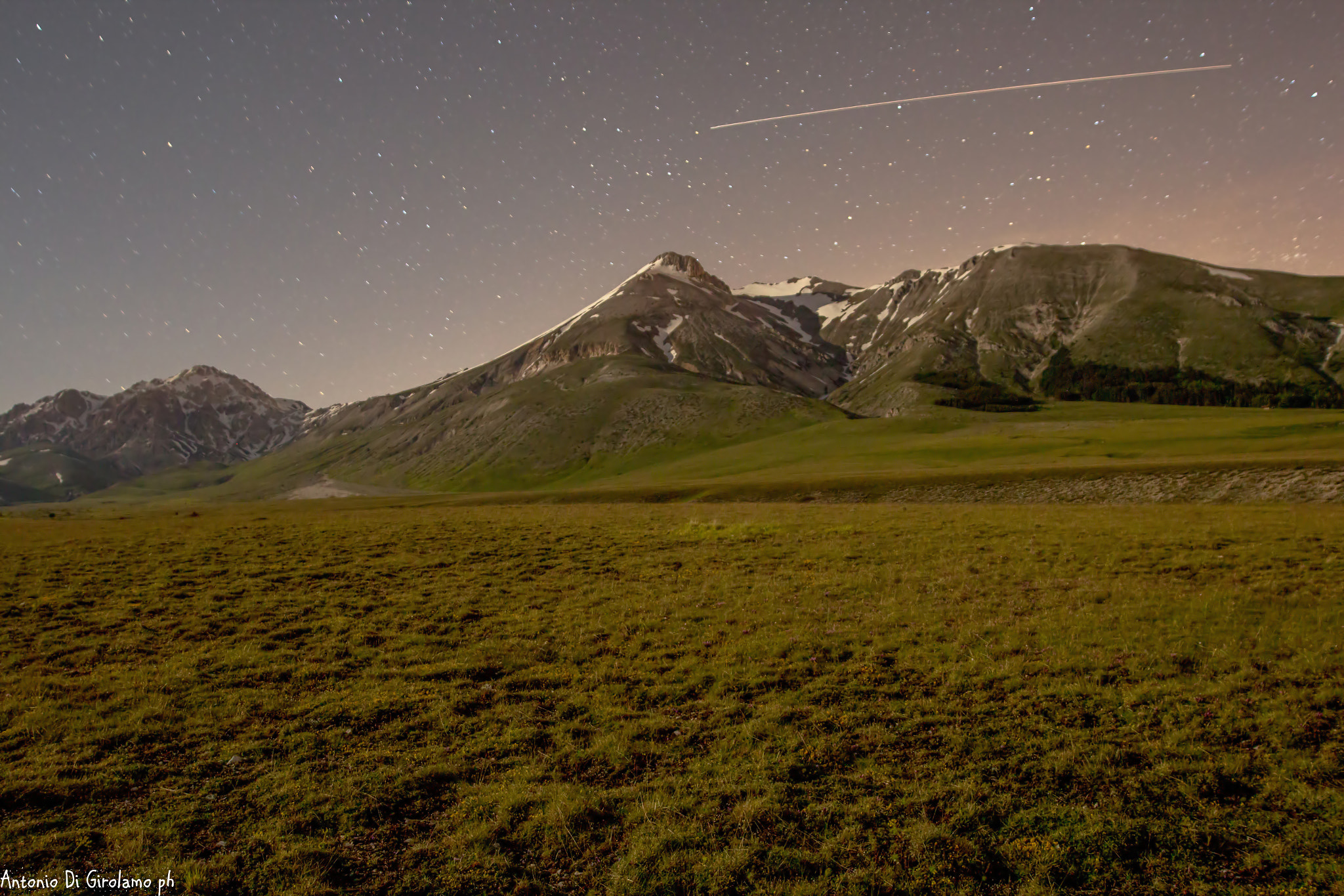 Canon EOS 600D (Rebel EOS T3i / EOS Kiss X5) + Sigma 17-35mm f/2.8-4 EX DG Aspherical HSM sample photo. Campo imperatore by night photography