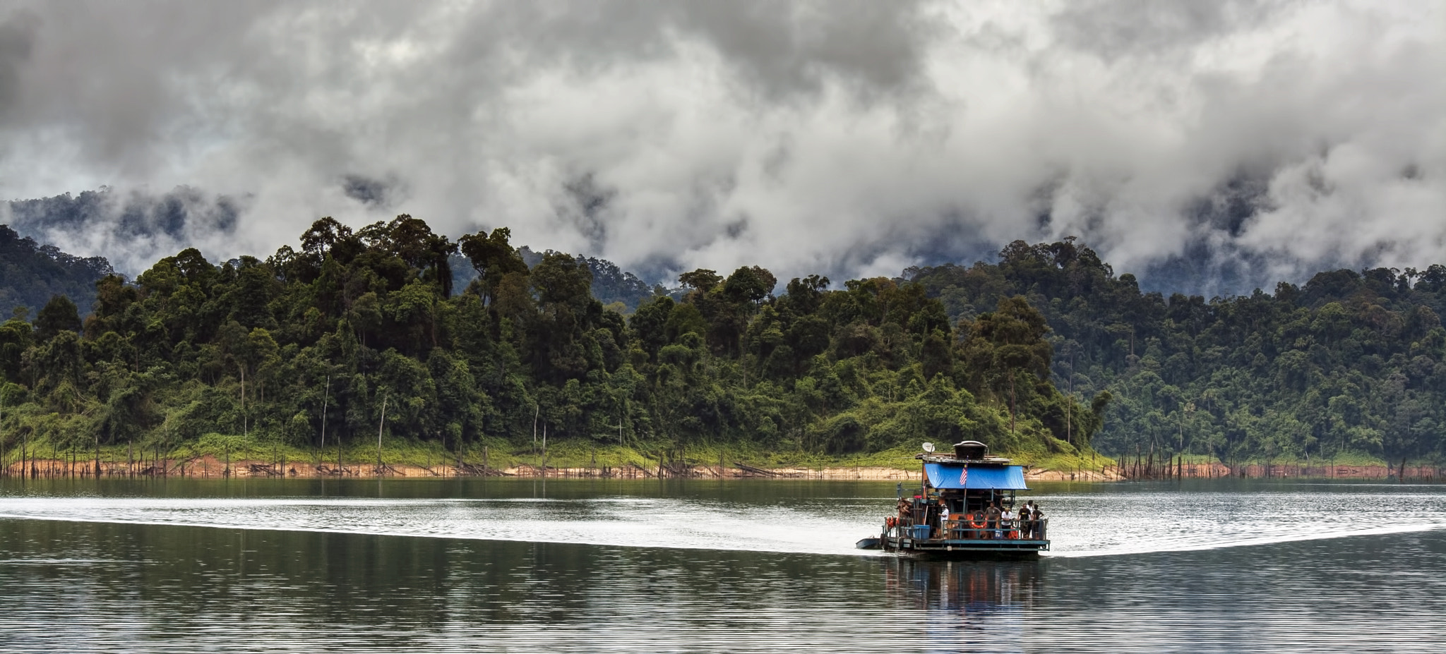 Canon EOS 400D (EOS Digital Rebel XTi / EOS Kiss Digital X) sample photo. House boat of lake kenyir photography
