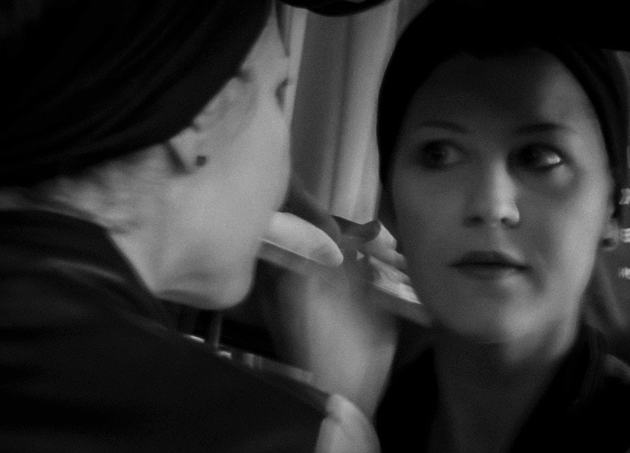 Nikon AF-S Nikkor 16-35mm F4G ED VR sample photo. ... women to the mirror ... photography