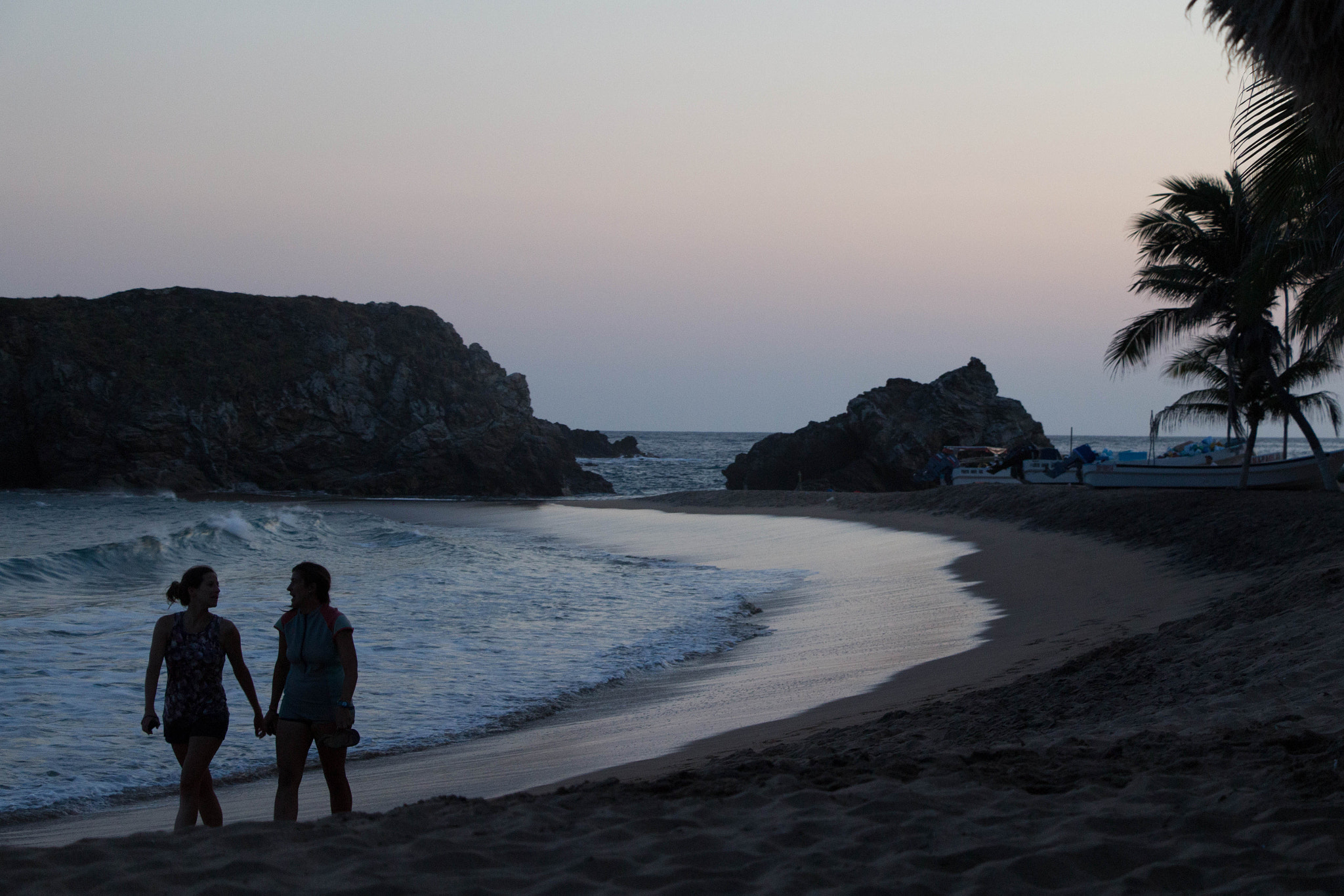 Canon EF-S 18-135mm F3.5-5.6 IS STM sample photo. Couple by the beach photography