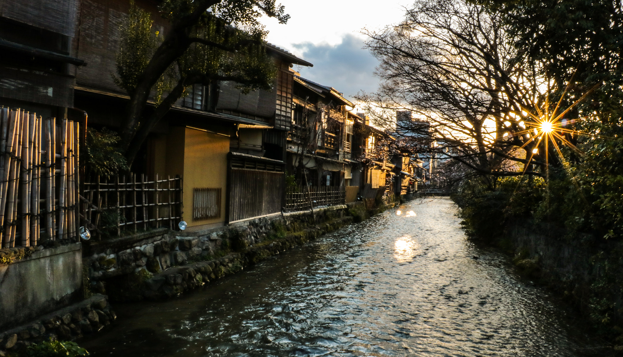 Canon EOS 760D (EOS Rebel T6s / EOS 8000D) + Canon EF-S 18-135mm F3.5-5.6 IS STM sample photo. Sunset in gion photography