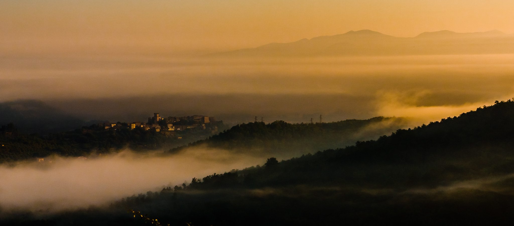 Canon EOS 40D + Sigma 24-70mm F2.8 EX DG Macro sample photo. Orte in a foggy morning photography