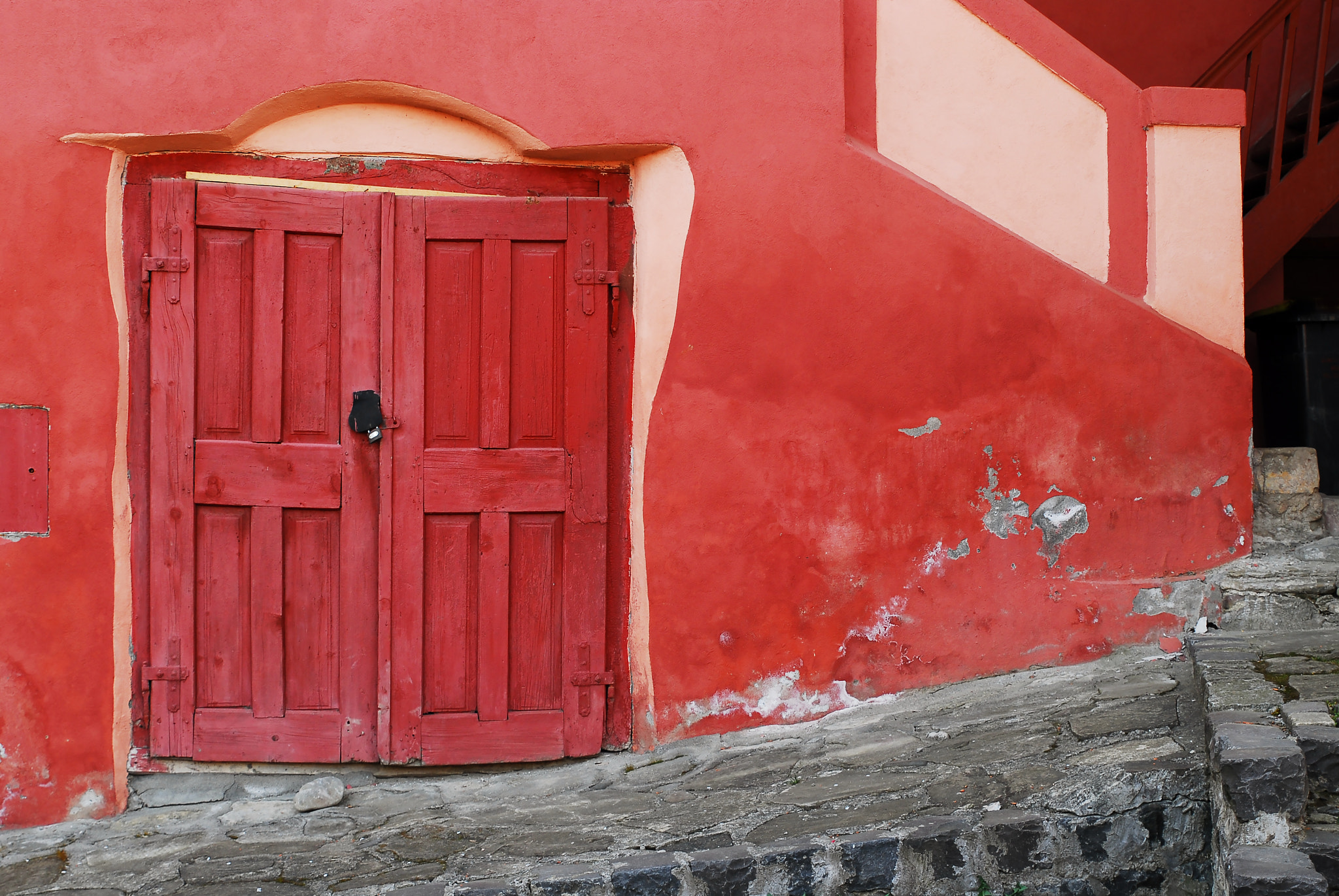 Nikon D200 sample photo. A door in sighisoara photography