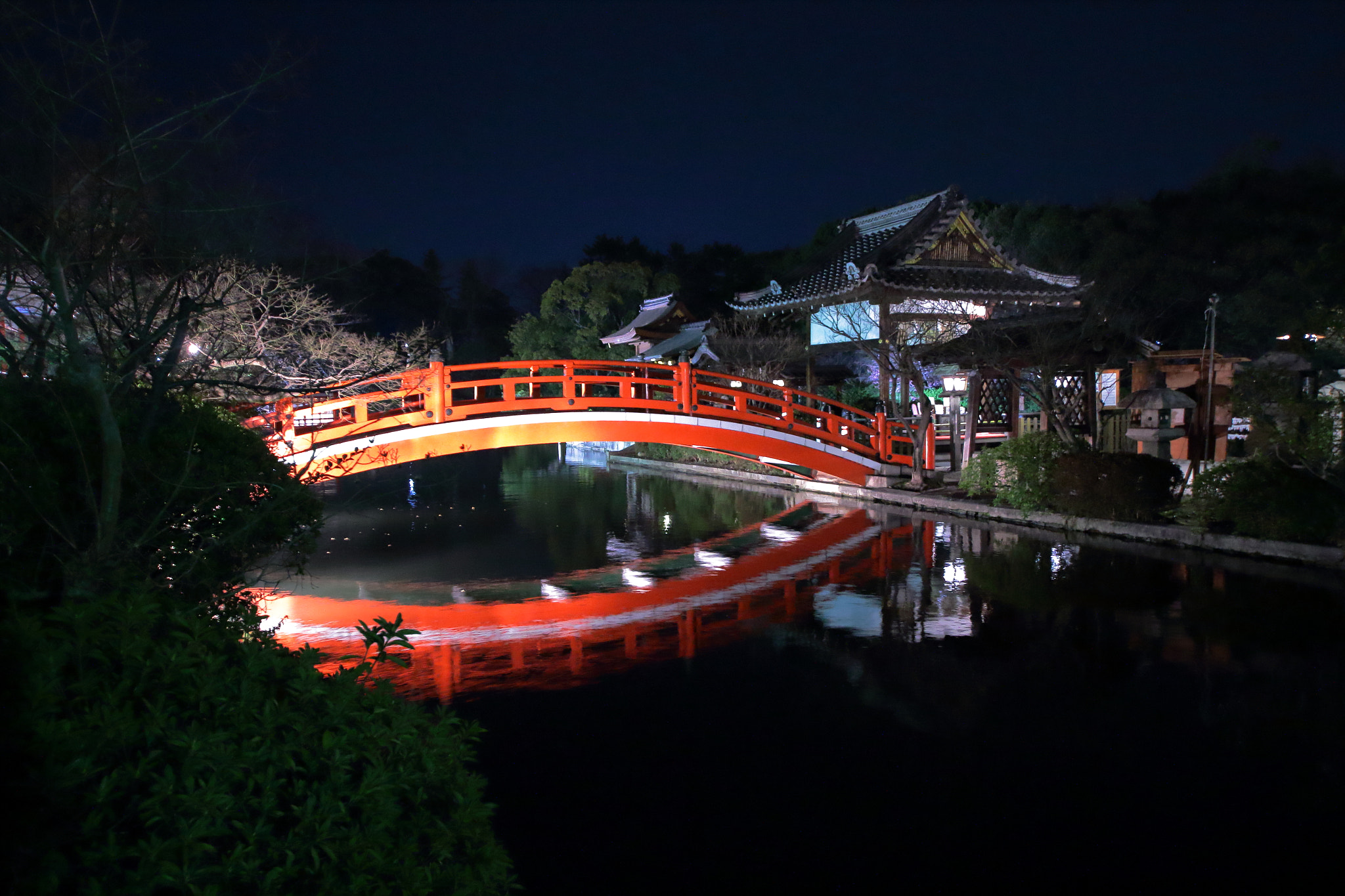 Canon EOS 700D (EOS Rebel T5i / EOS Kiss X7i) + Sigma 8-16mm F4.5-5.6 DC HSM sample photo. Red bridge that emerged at night in kyoto photography
