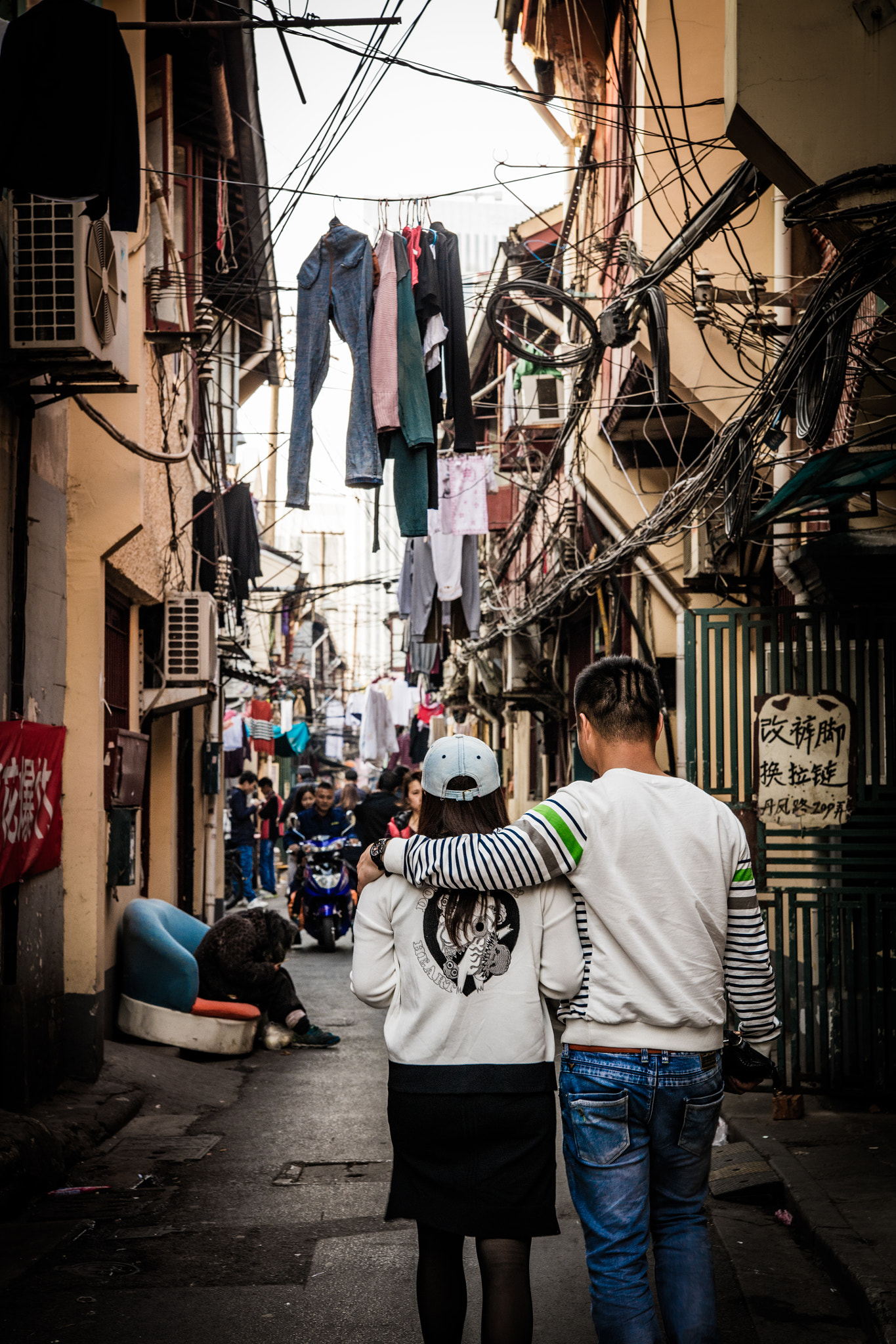 Canon EOS 5DS + Tamron AF 28-75mm F2.8 XR Di LD Aspherical (IF) sample photo. Couple at shanghai's old town photography
