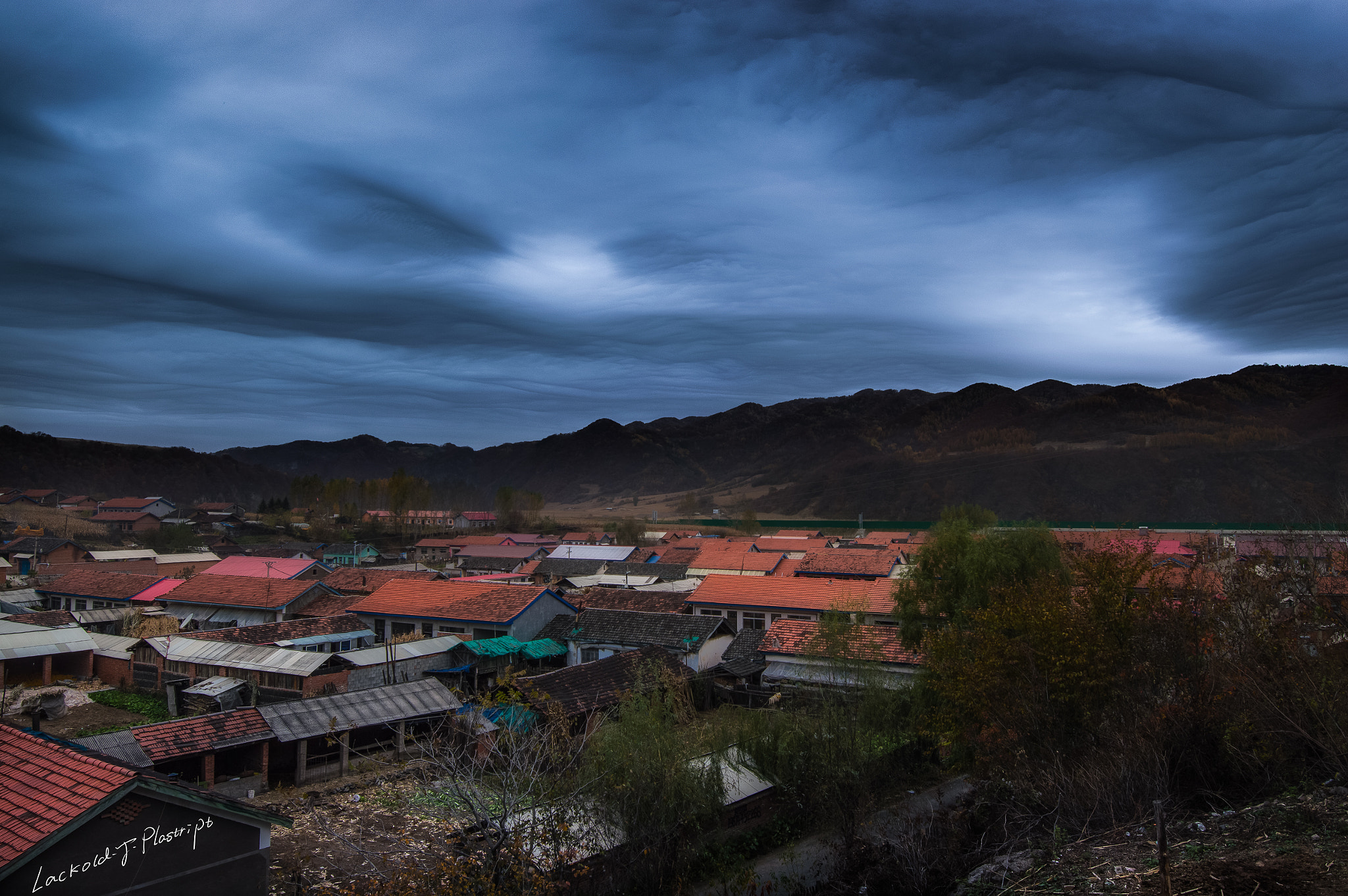 Nikon AF-S Nikkor 16-35mm F4G ED VR sample photo. 村庄诡云 photography