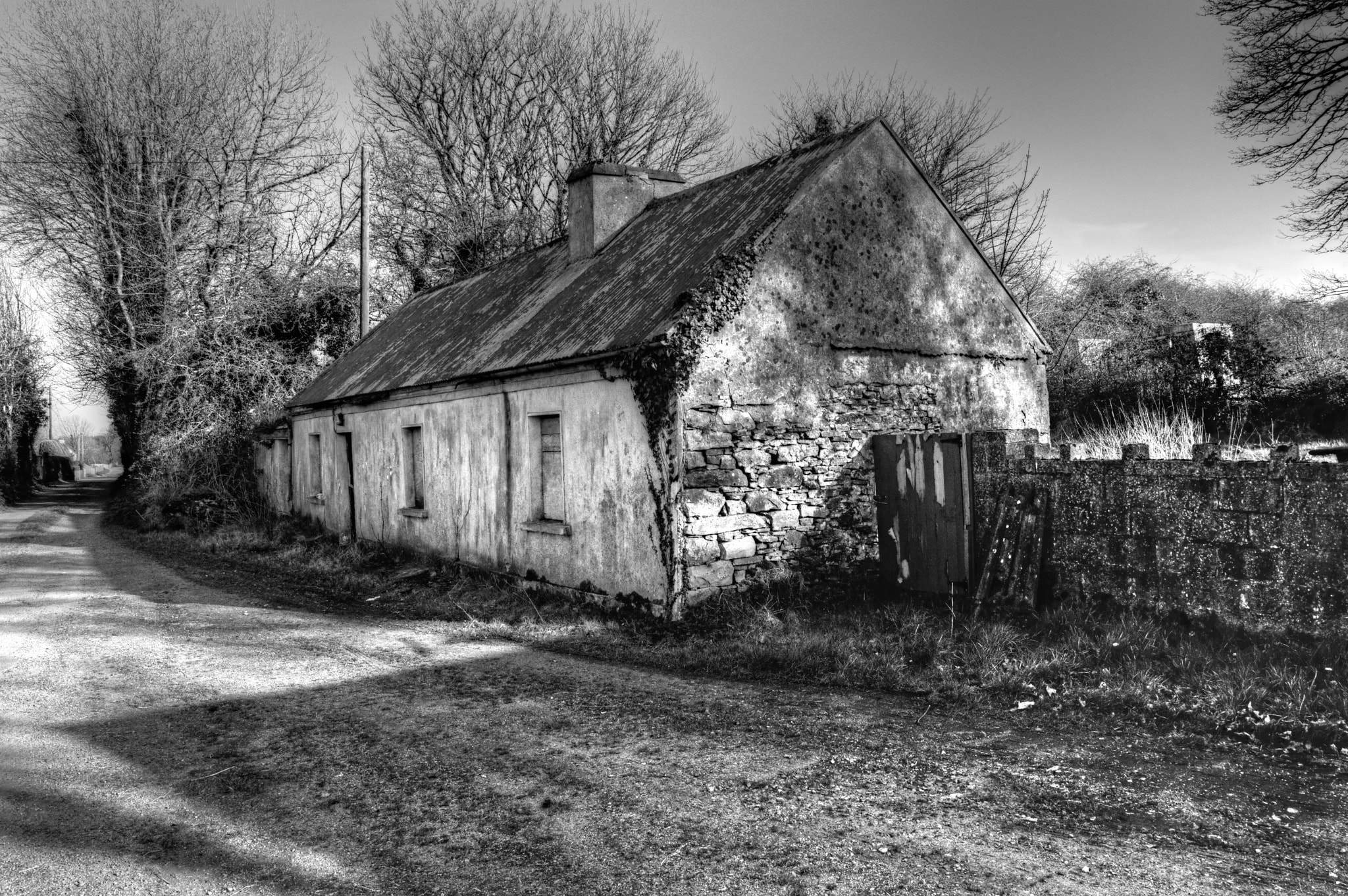18.00 - 55.00 mm f/3.5 - 5.6 sample photo. Abandoned house photography