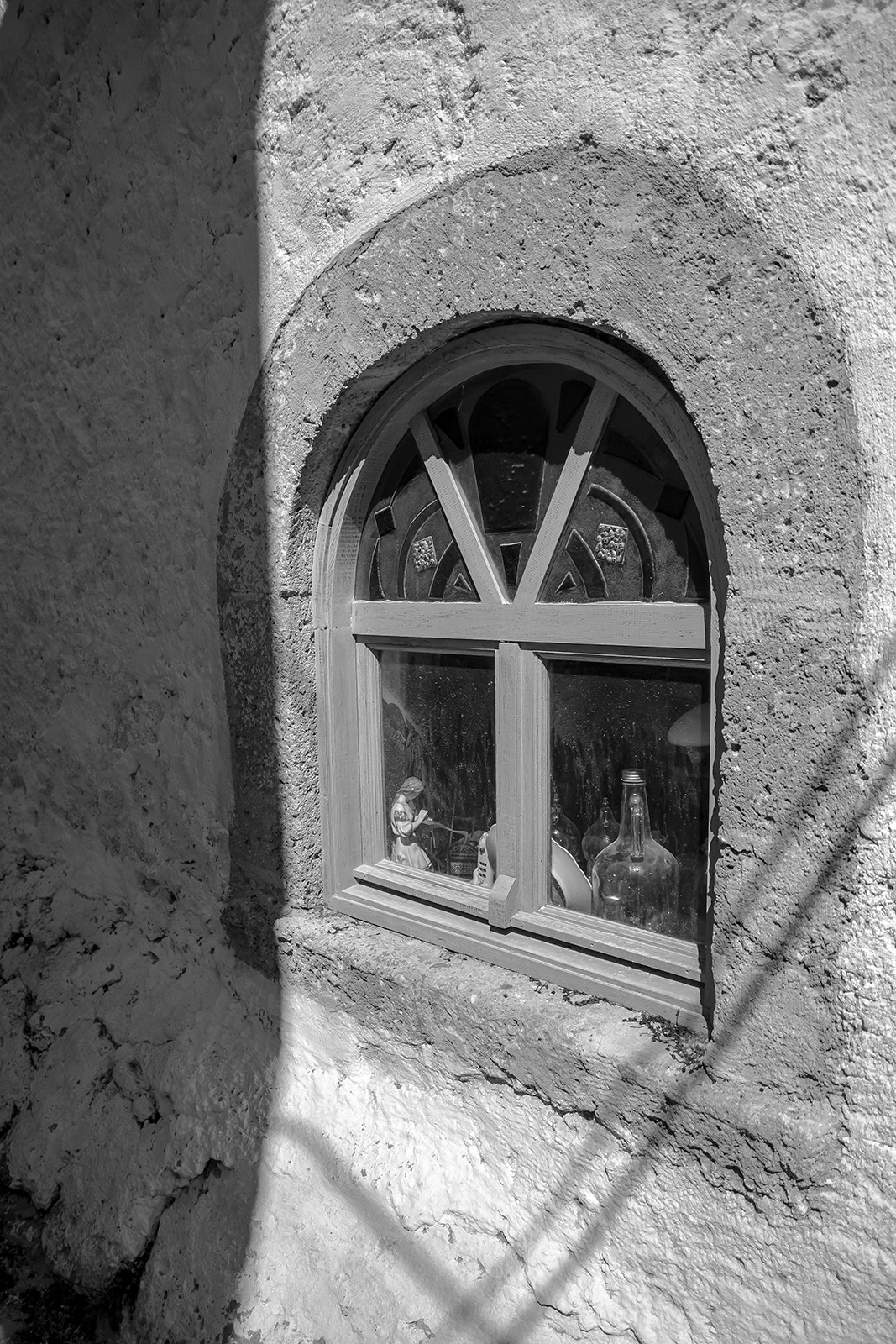Sigma 17-70mm F2.8-4 DC Macro OS HSM | C sample photo. Old window and prayed photography