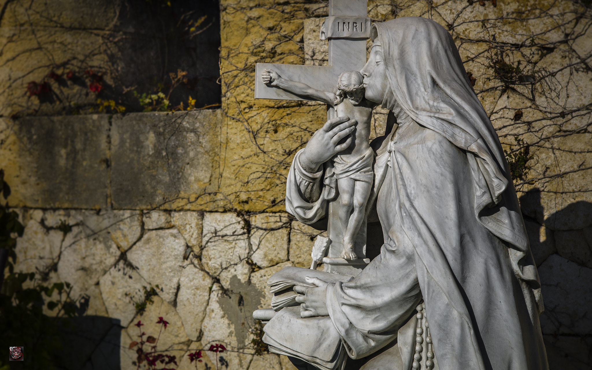 Leica M9 + Leica APO-Summicron-M 90mm F2 ASPH sample photo. North italy: verona - sculpture in the monastery's garden 3 (3) - the kiss! photography