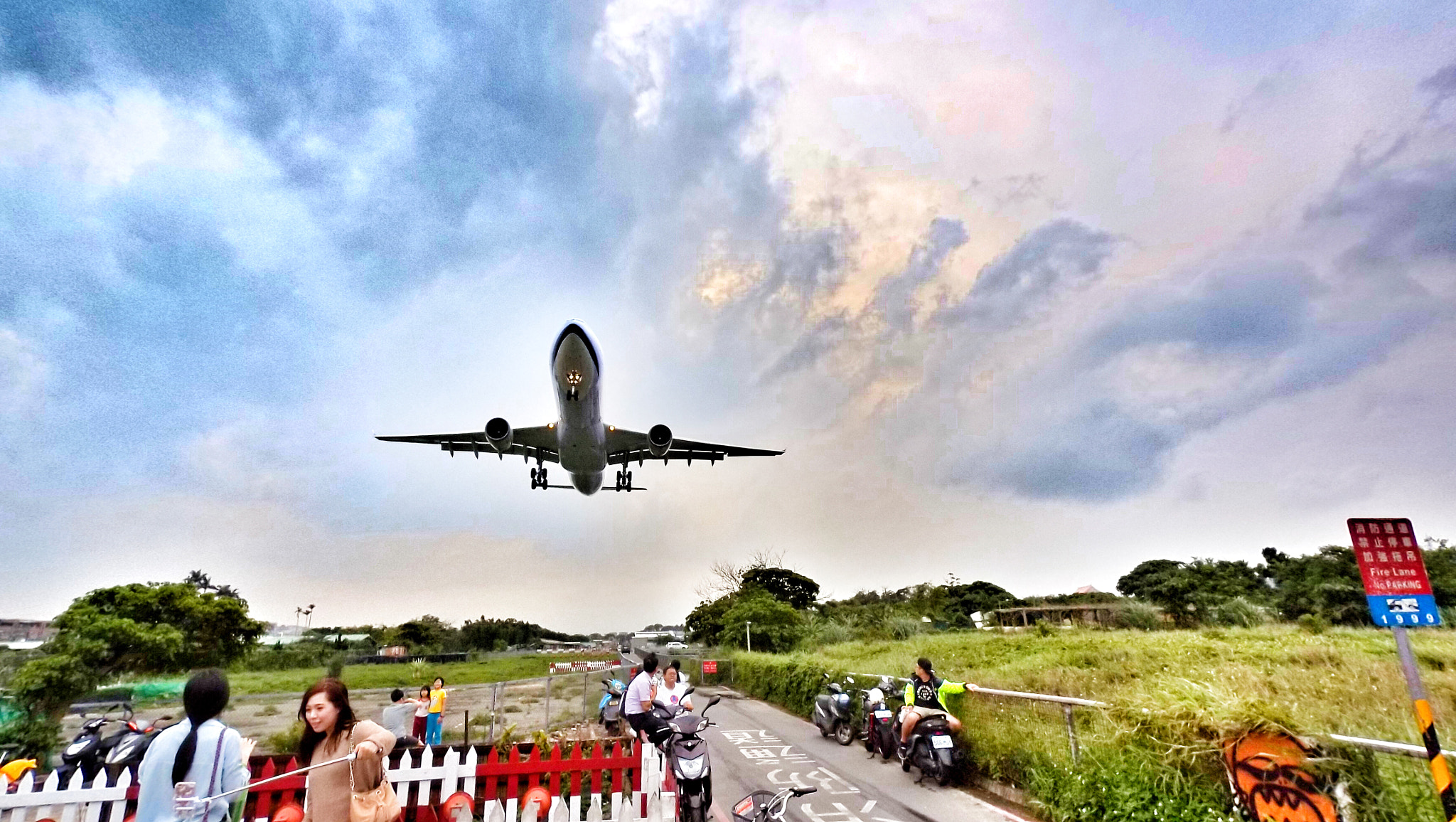 HTC RE sample photo. Taipei airport photography