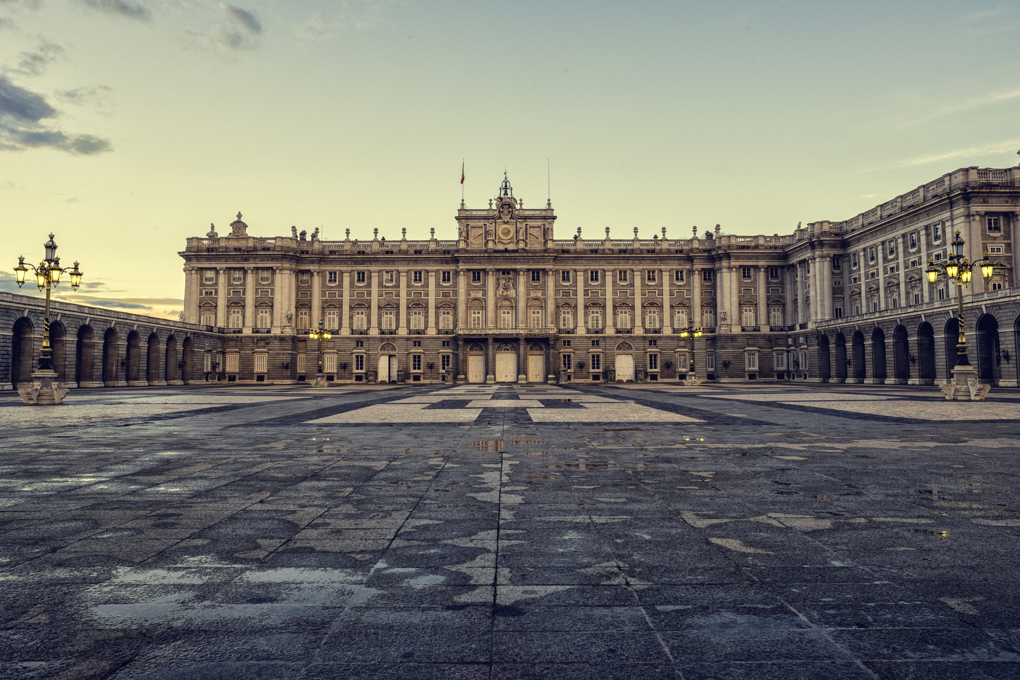 Nikon D610 + AF Nikkor 24mm f/2.8 sample photo. Palacio real photography