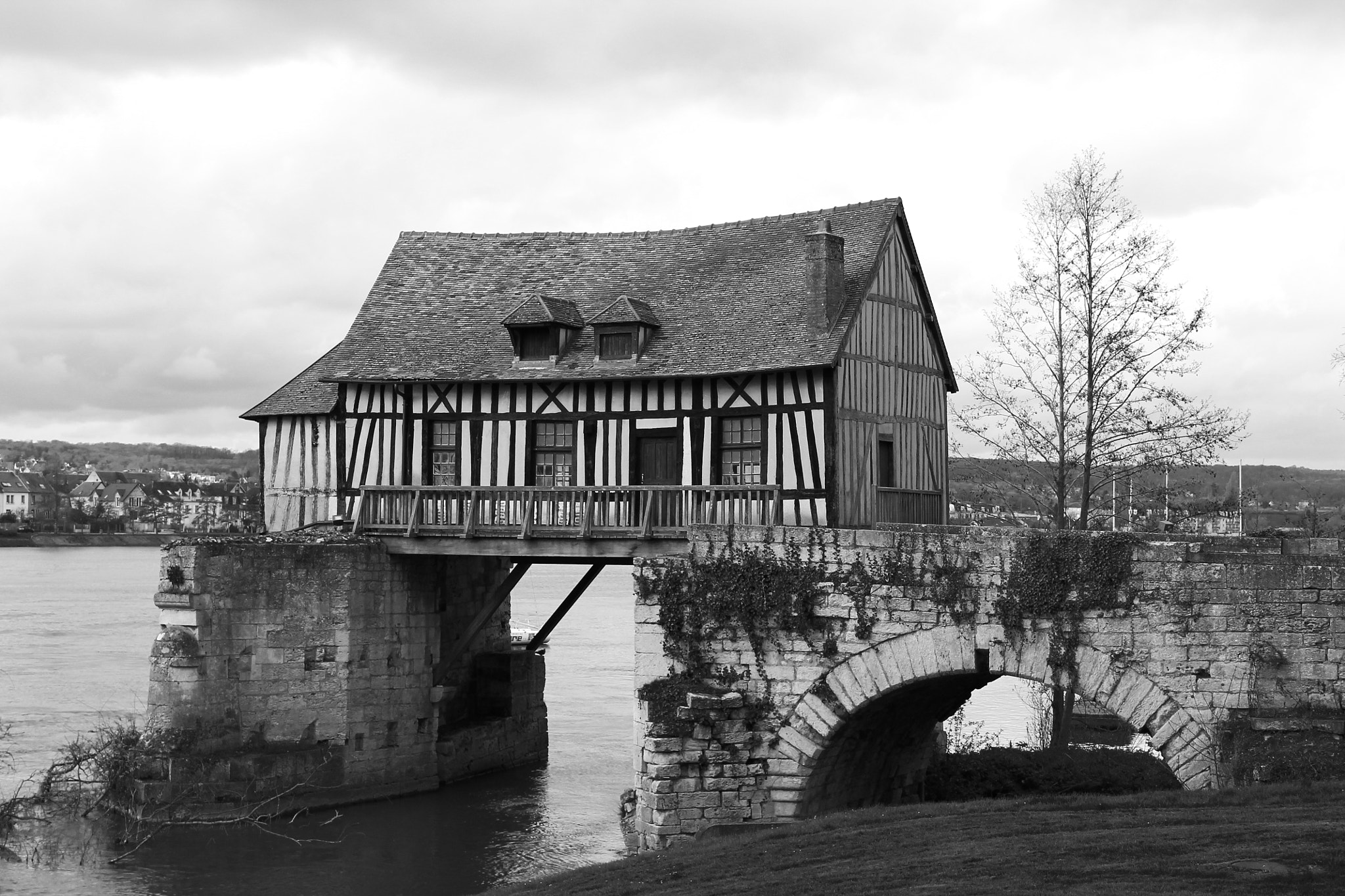 Canon EOS 1100D (EOS Rebel T3 / EOS Kiss X50) + Canon EF-S 18-55mm F3.5-5.6 IS II sample photo. Vernon, france: old mill black and white! photography