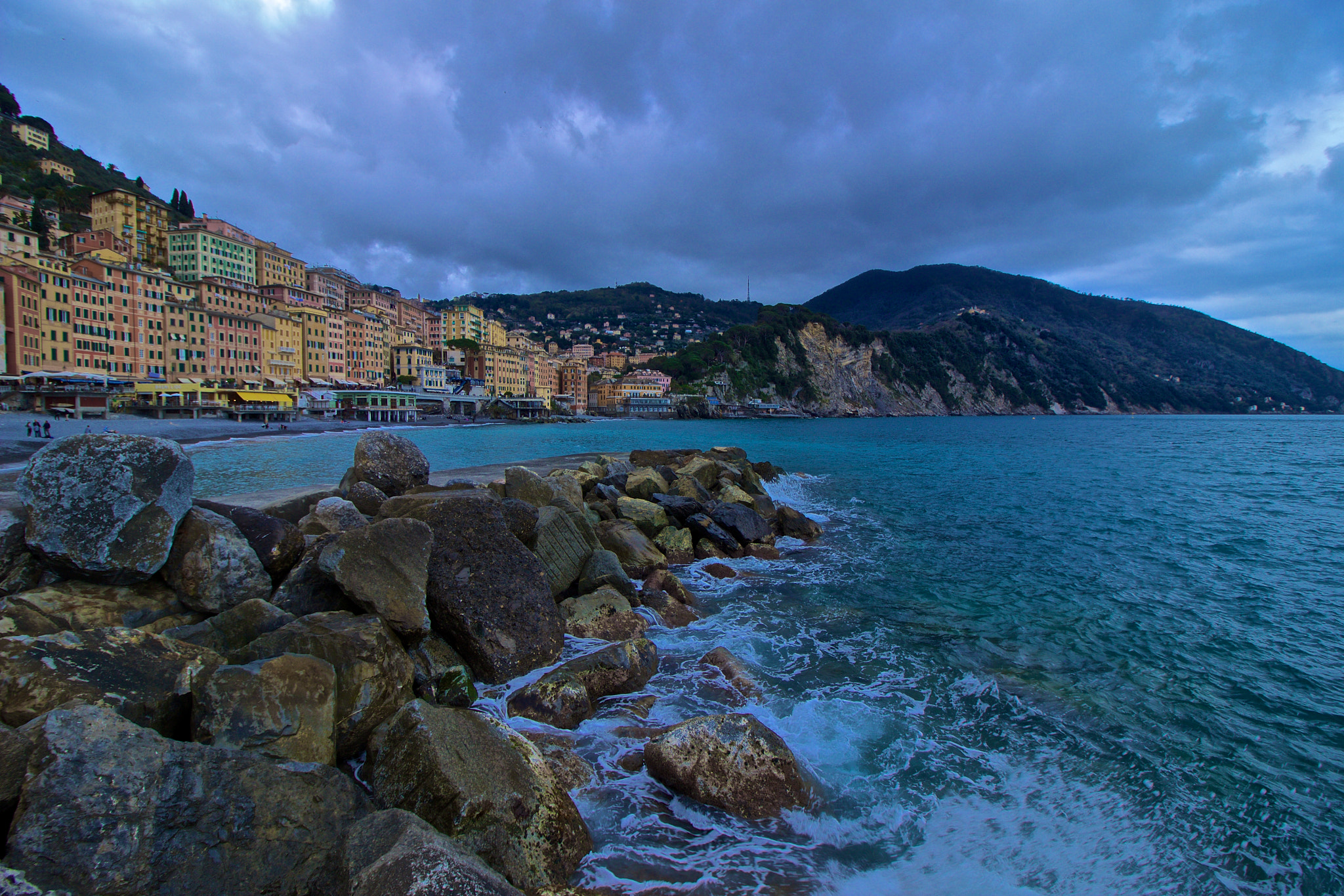 Canon EF-S 10-18mm F4.5–5.6 IS STM sample photo. Cliff towards camogli photography