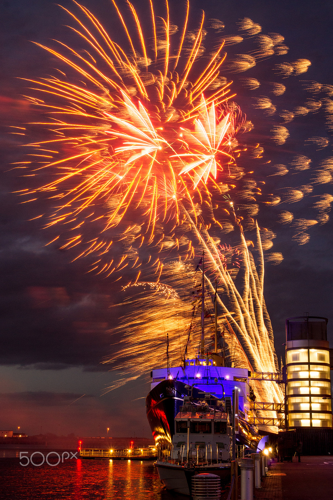 Sony Alpha DSLR-A550 + Sigma 18-200mm F3.5-6.3 DC sample photo. Fireworks for hrh's 90th birthday photography