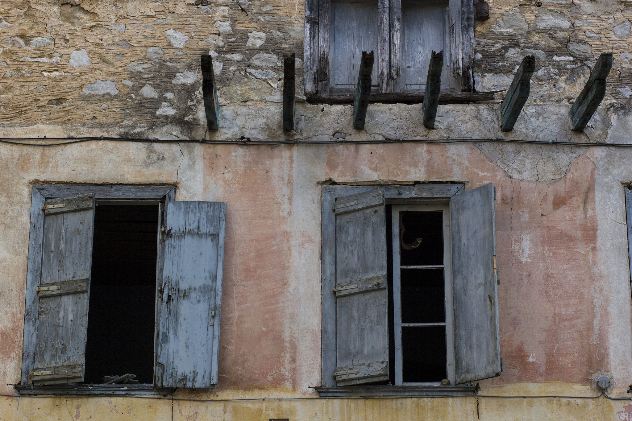 ZEISS Planar T* 50mm F1.4 sample photo. Windows to the past photography