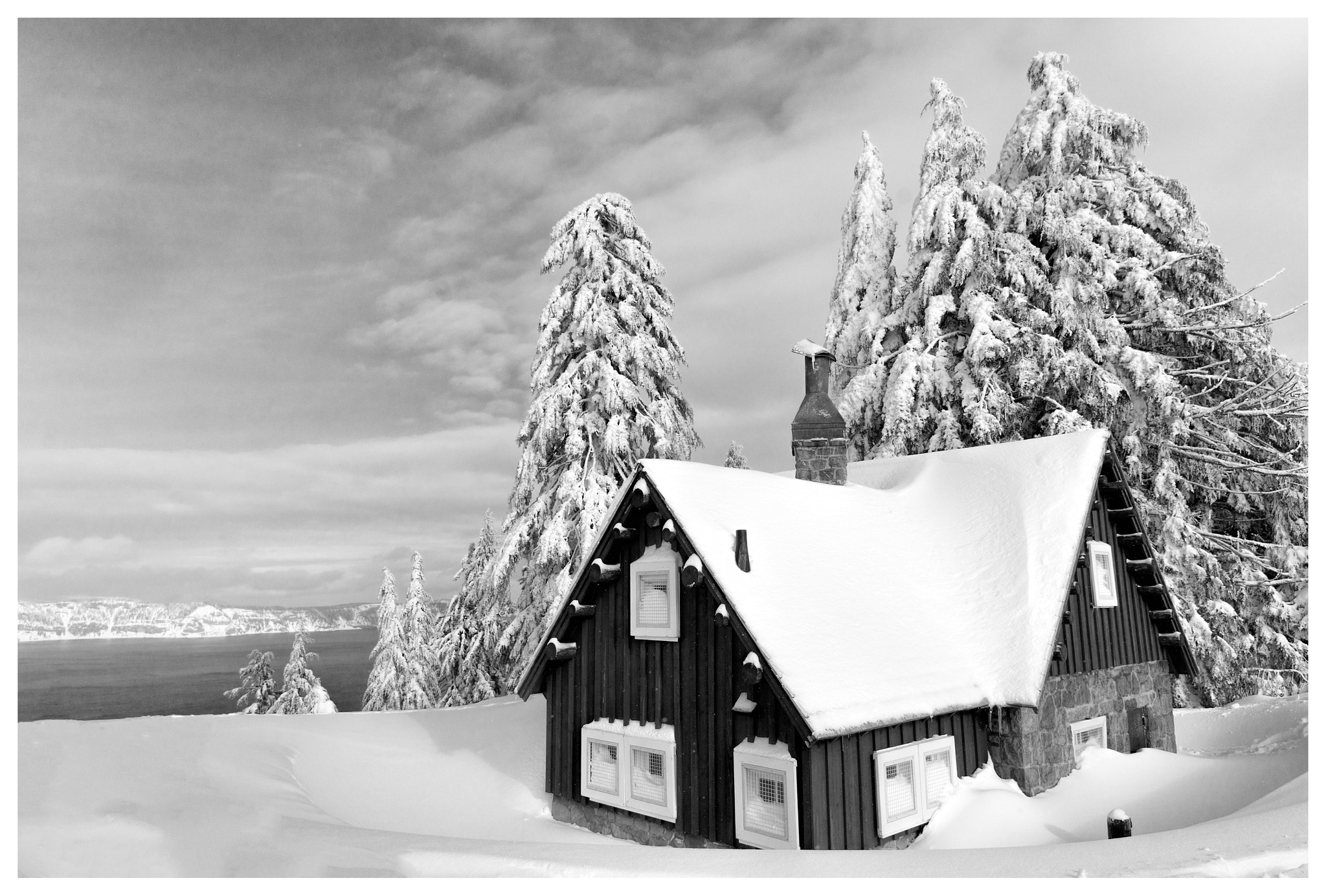 24-70mm F2.8-2.8 SSM sample photo. Crater lake cottage photography