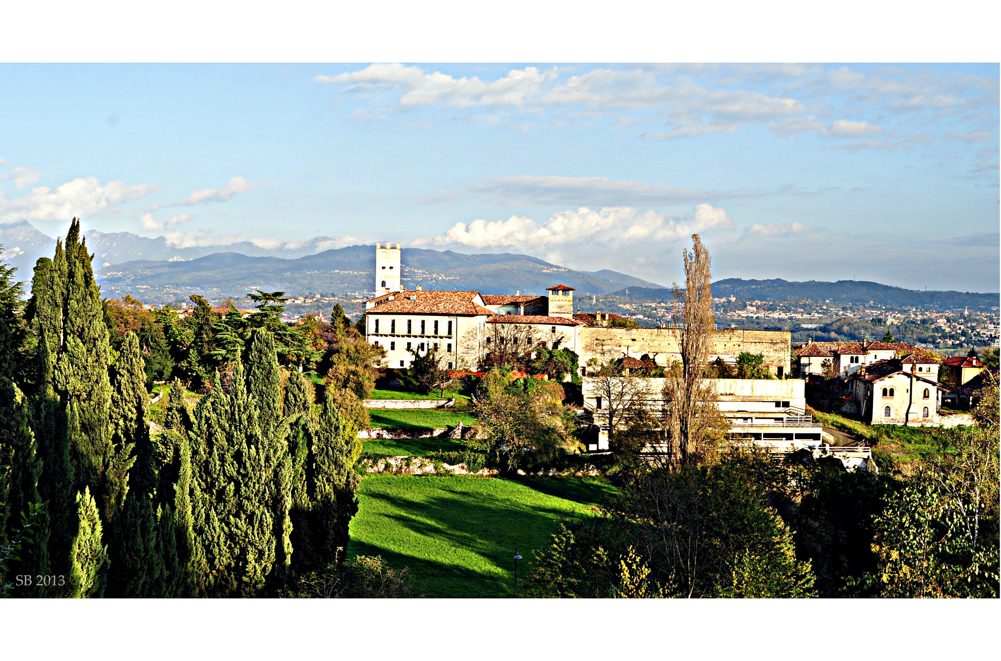 AF Zoom-Nikkor 28-100mm f/3.5-5.6G sample photo. Villa crivelli (castello) photography
