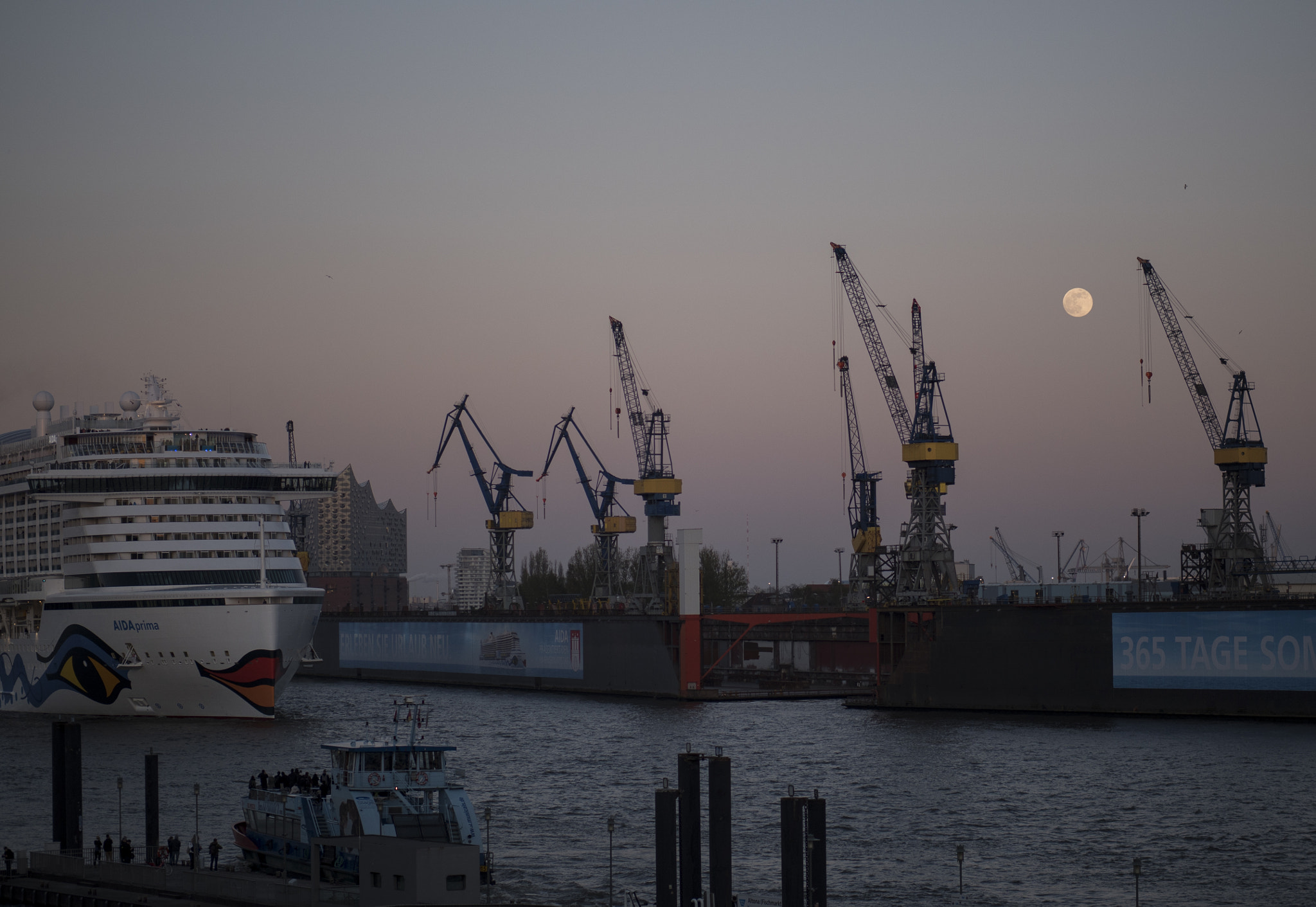 Panasonic Leica DG Nocticron 42.5mm F1.2 ASPH OIS sample photo. Farewell smiling ship, says the rising fullmoon photography