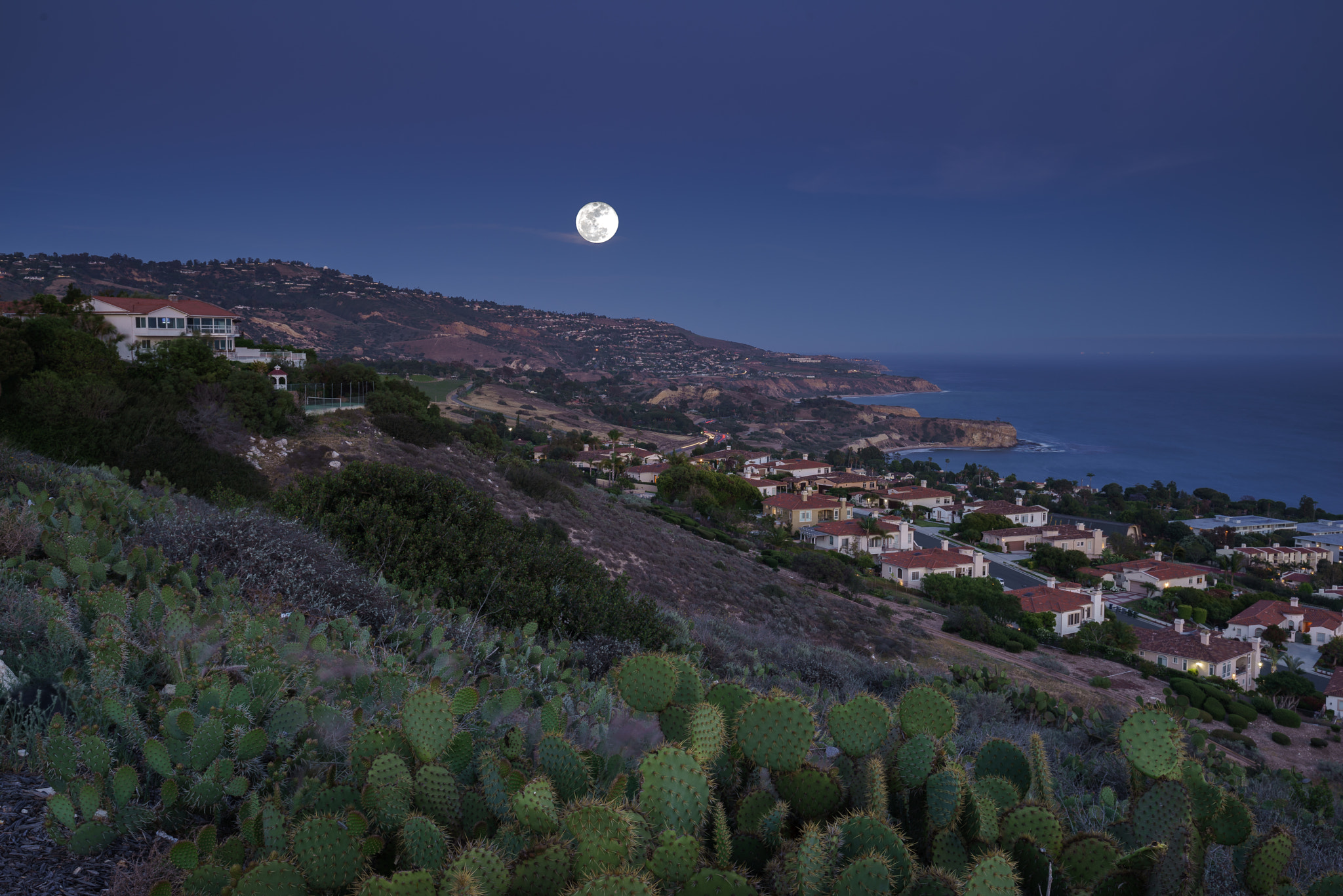 Sony a7R + Sony 70-400mm F4-5.6 G SSM sample photo. Moon rising over peninsula photography