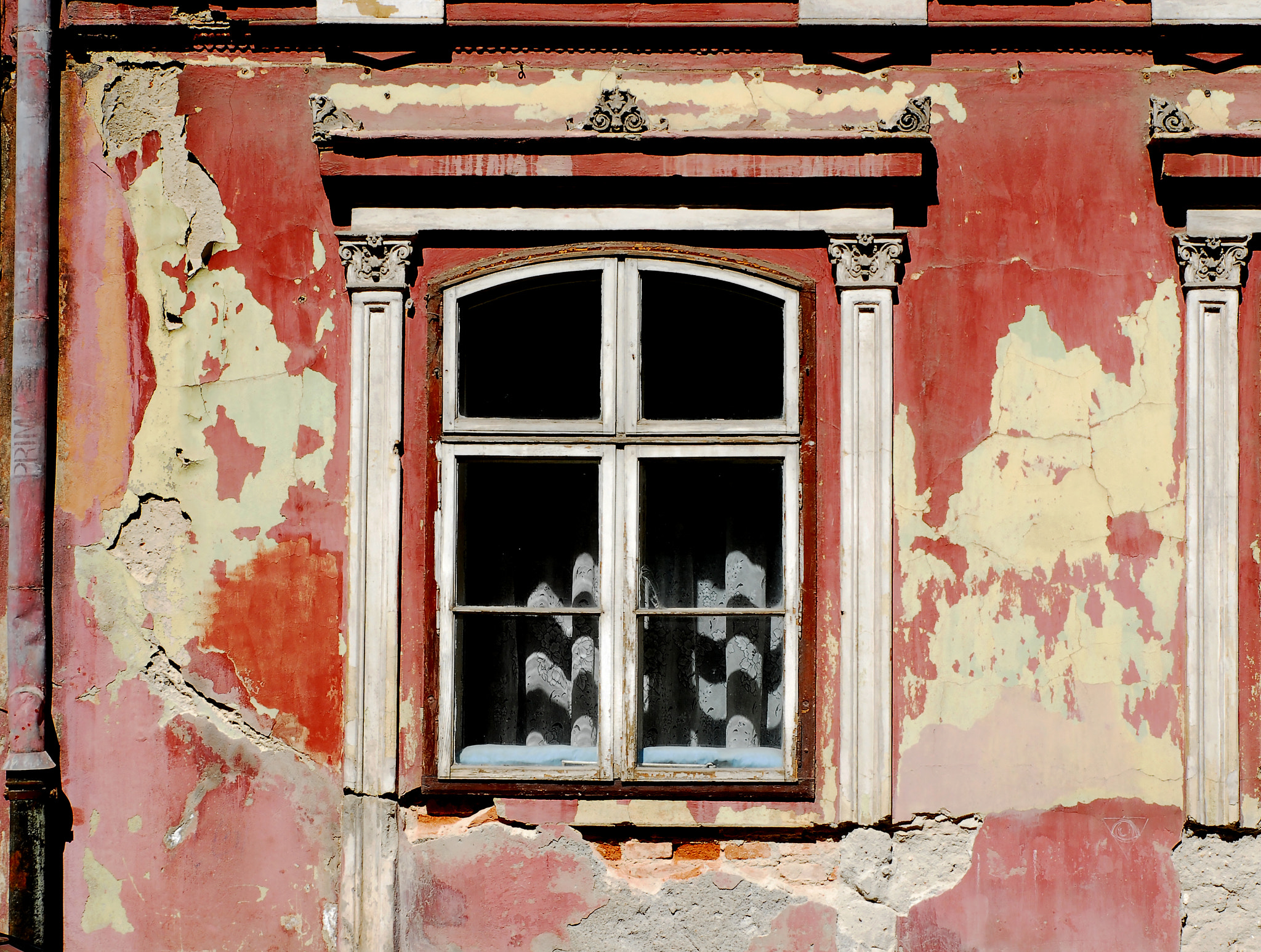 Nikon D200 sample photo. Brasov window photography