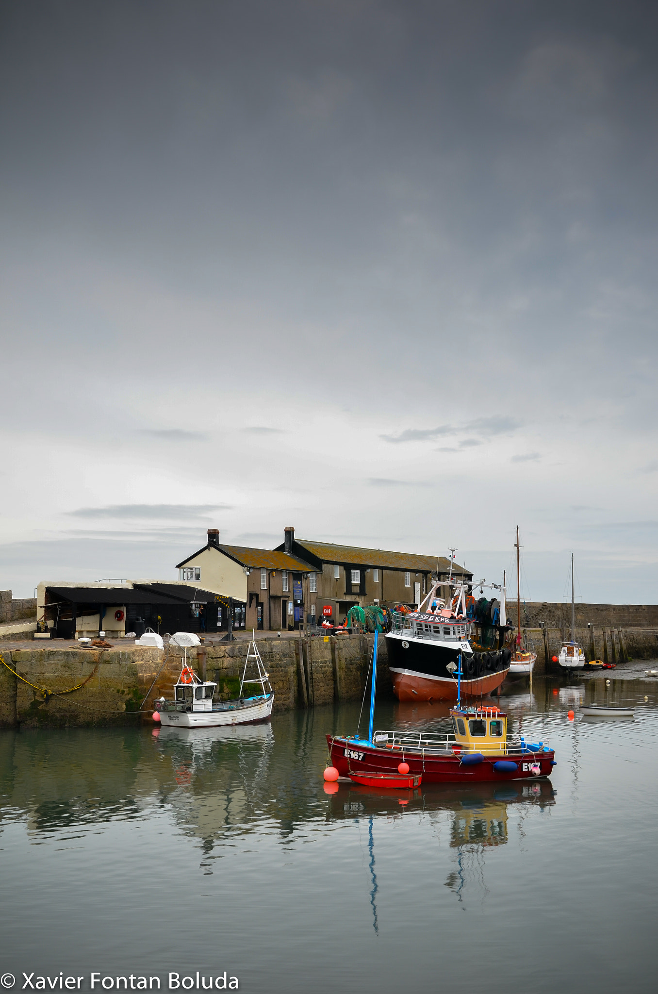 Nikon D5100 + Sigma 17-70mm F2.8-4 DC Macro OS HSM | C sample photo. Relaxing view of lyme regis - dorset uk photography