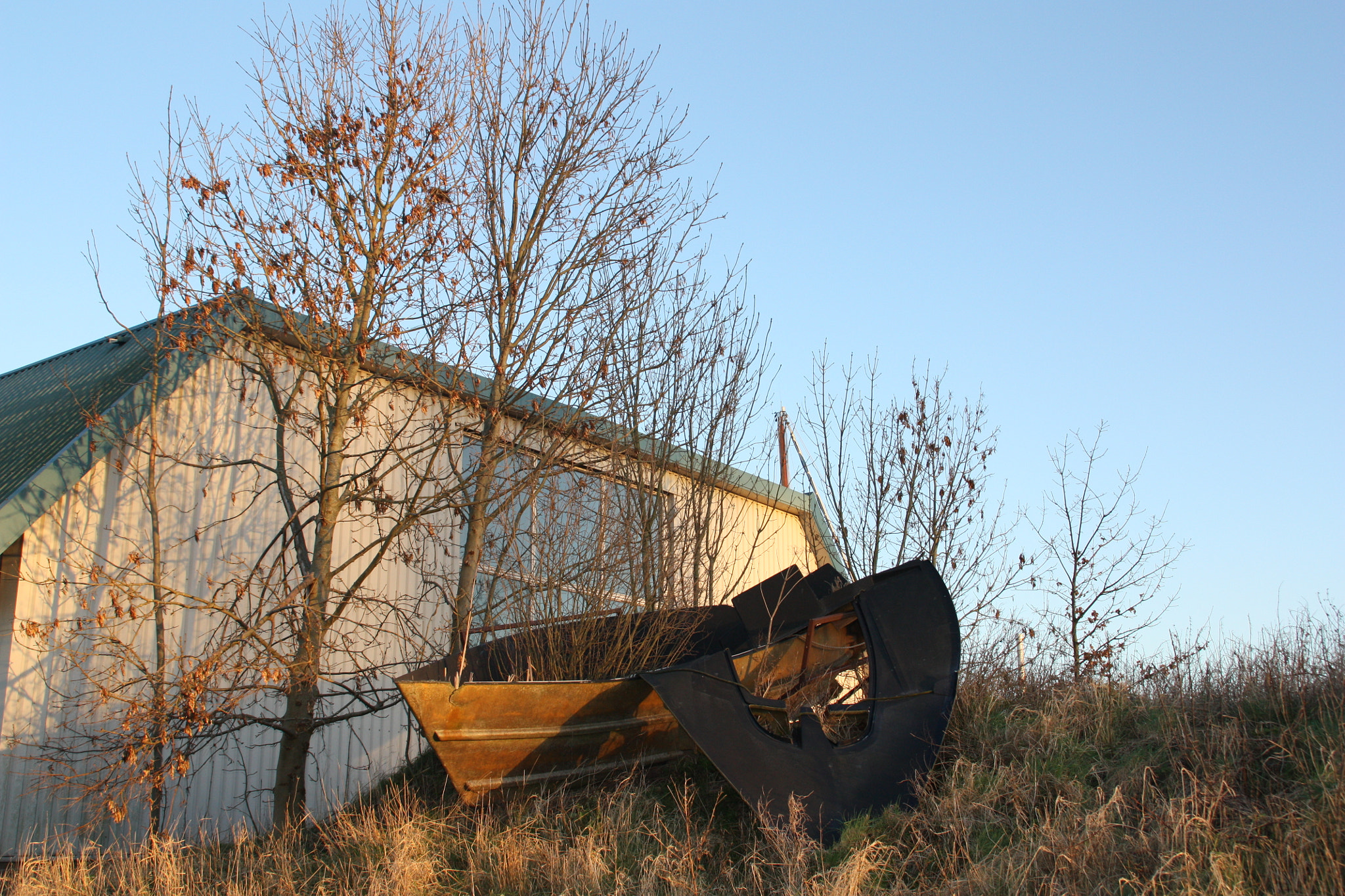 Canon EOS 450D (EOS Rebel XSi / EOS Kiss X2) + Canon EF 28mm F2.8 sample photo. Abandoned boat photography